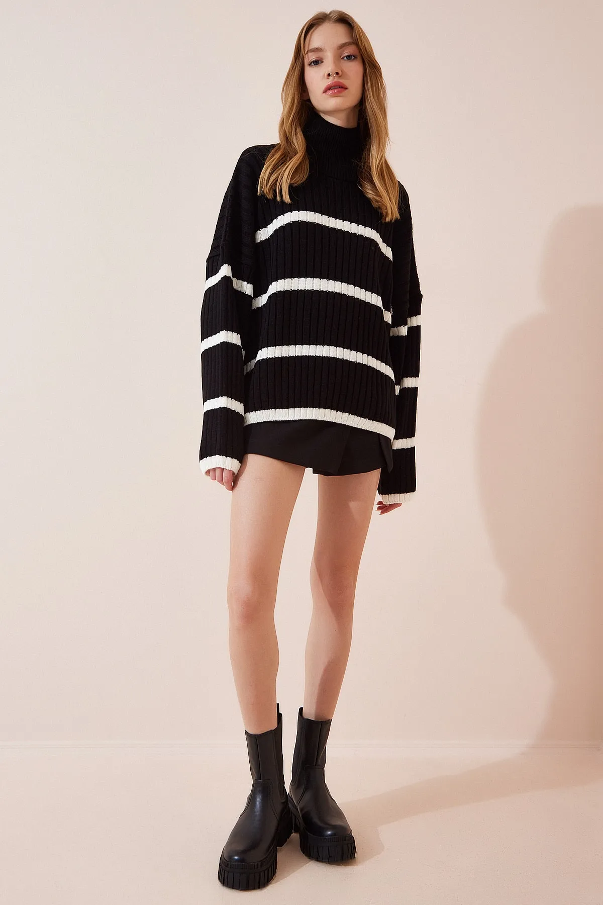 Happiness İstanbul  Schwarzer Rollkragenpullover mit Streifenmuster für Damen in Übergröße DD01143