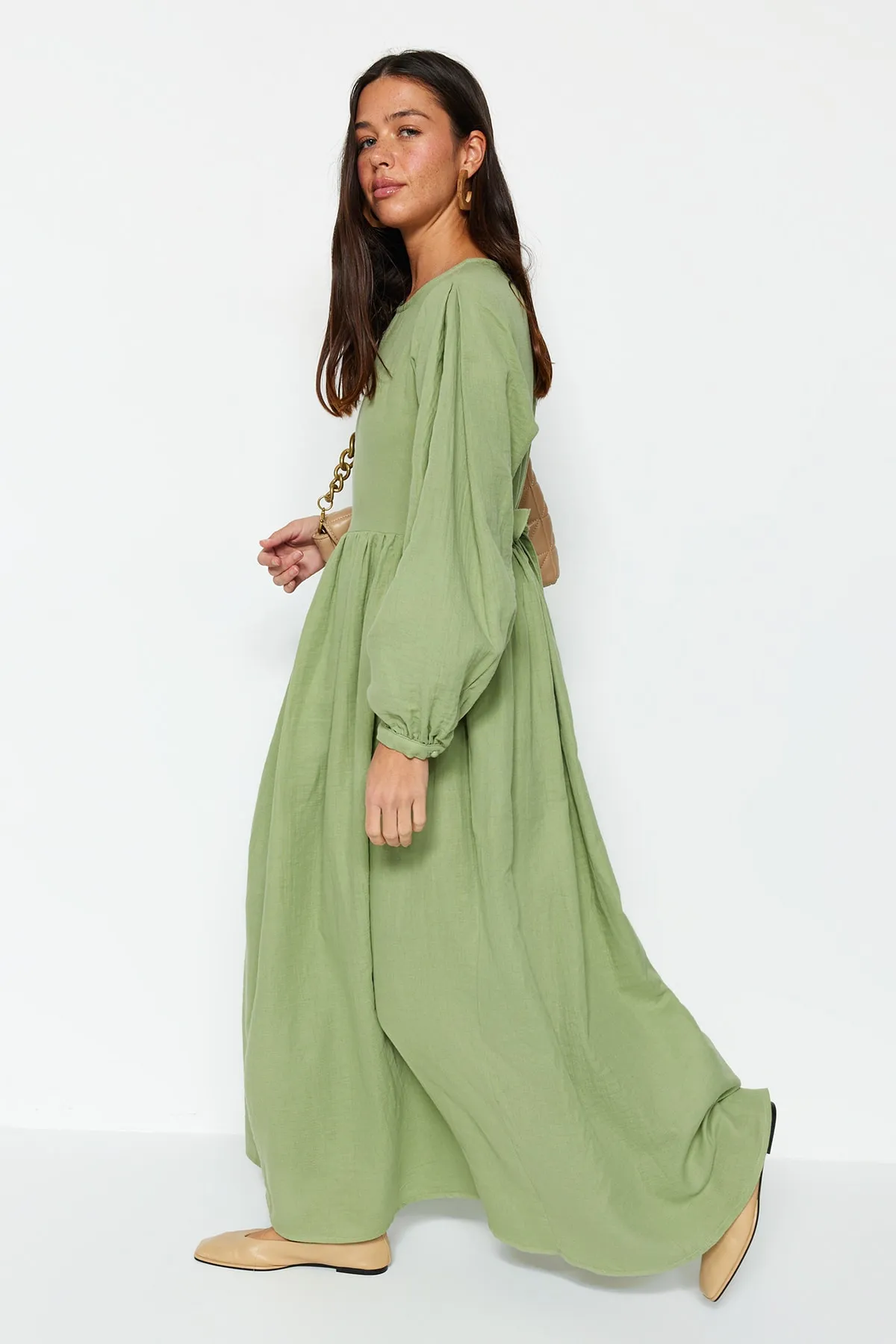 Trendyol Modest  Khakifarbenes, bequem geschnittenes, gefüttertes Musselin-Kleid aus 100 % gewebter Baumwolle mit Gürtel TCTSS23EB00048