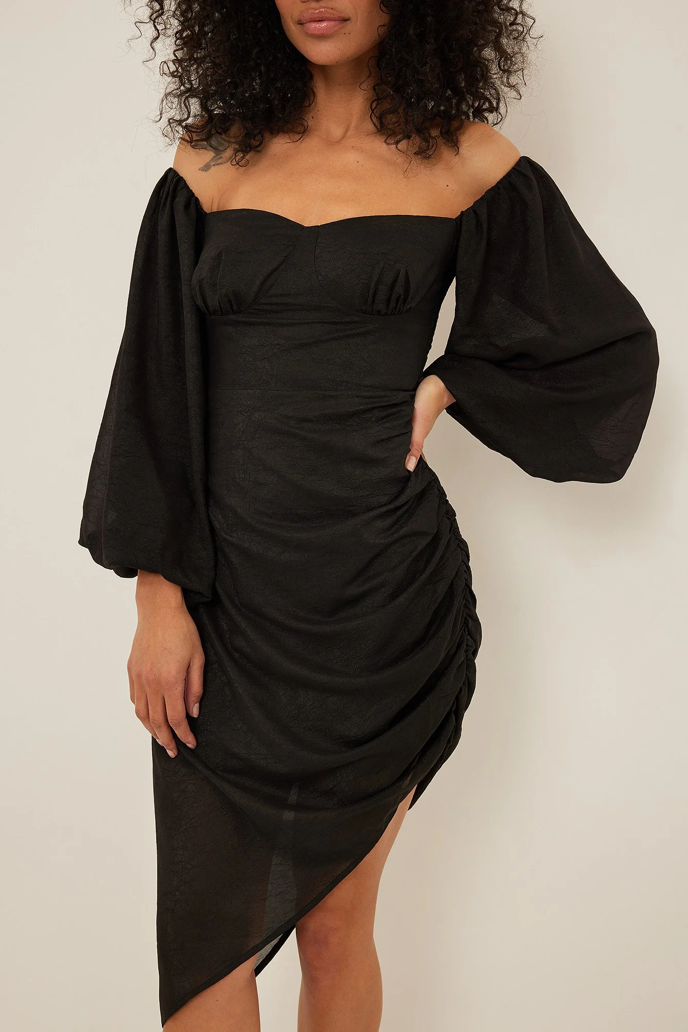Kleid mit Körbchendetail und asymmetrischem Saum