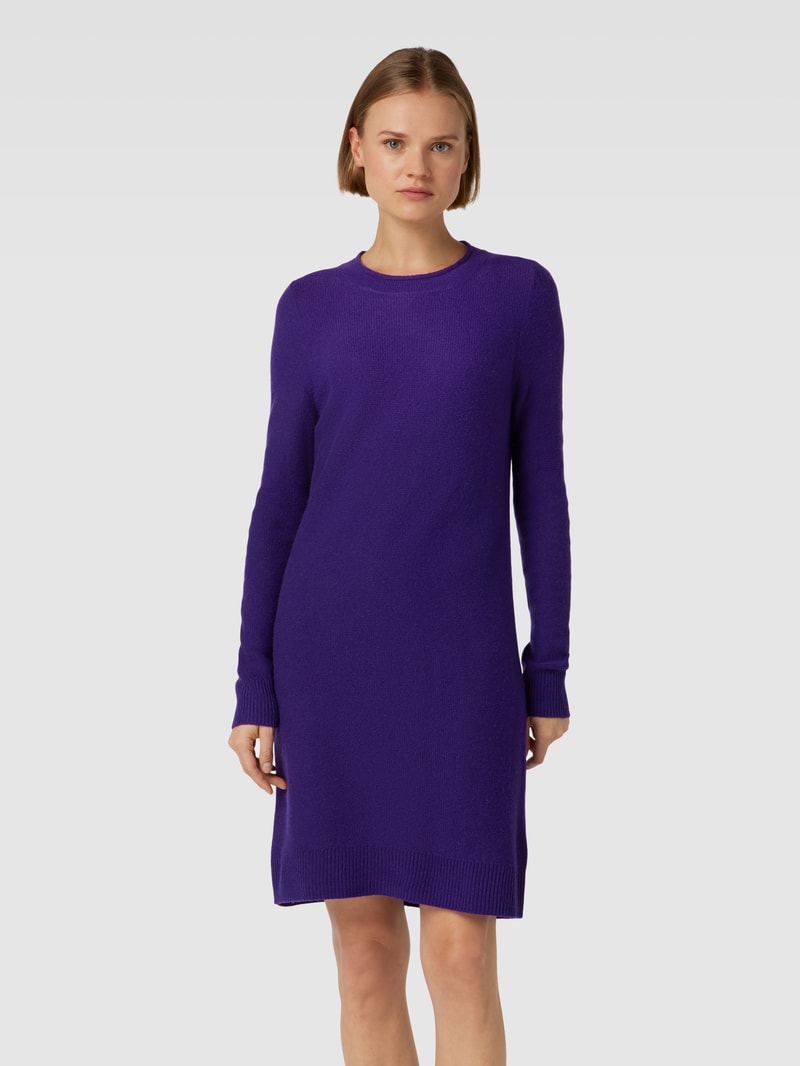 Knielanges Strickkleid mit geripptem Rundhalsausschnitt in purple