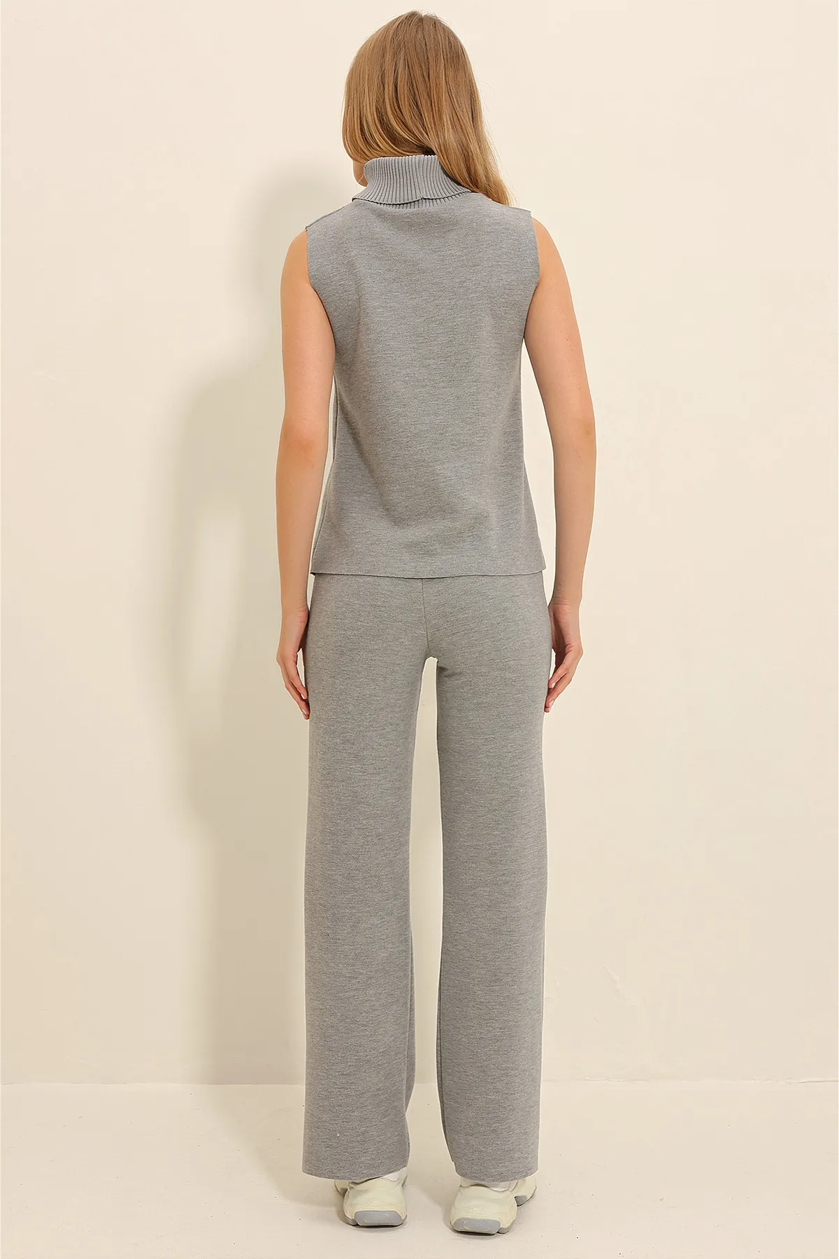 Trend Alaçatı Stili  Damen-Anzug aus grauem Rollkragenpullover vorne genäht, Thessaloniki-Strickstrickhose, Pullover-Anzug ALC-X11302