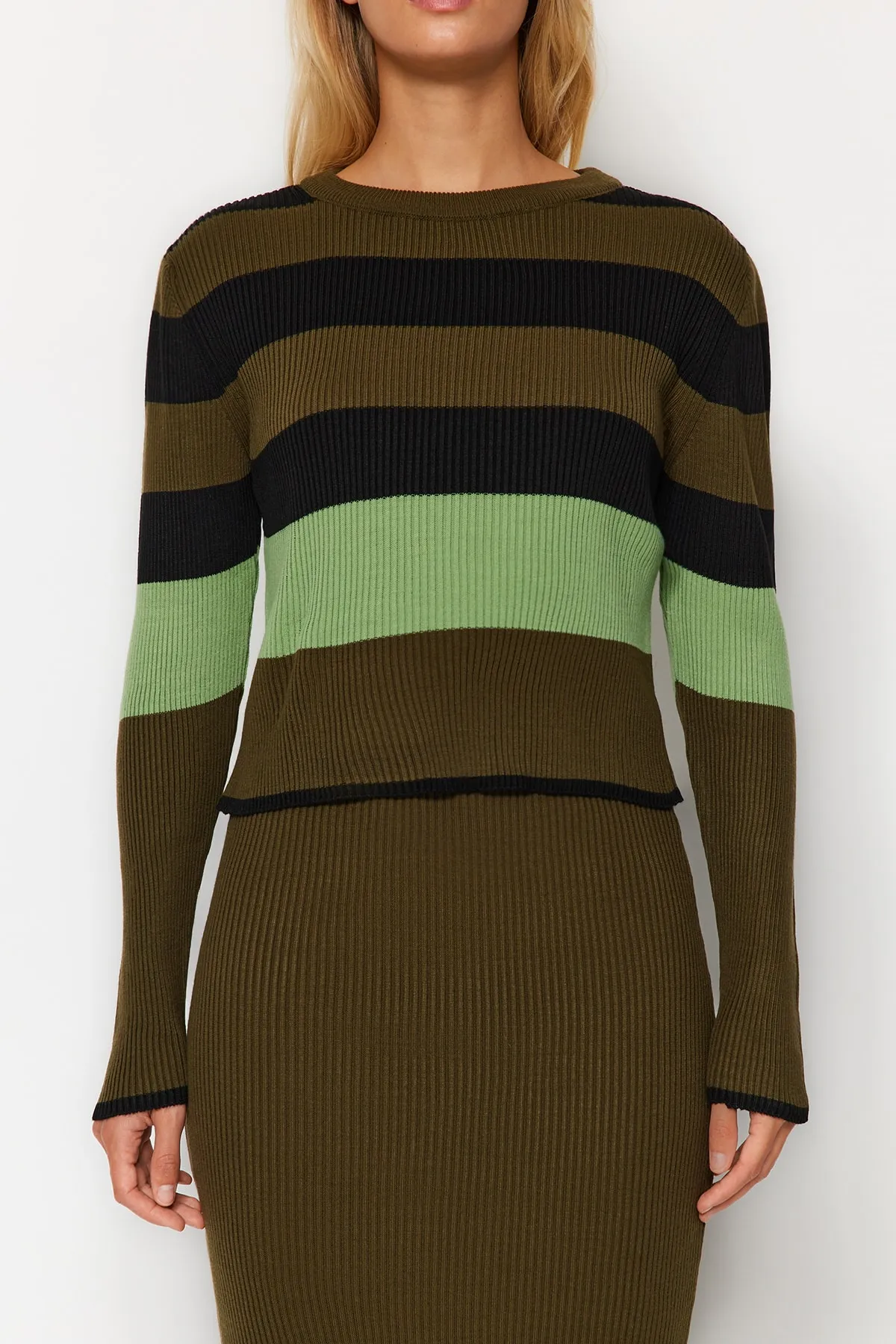 Trendyol Collection  Khakifarbenes Strickoberteil und -unterteil im Blockfarbendesign TWOAW24AU00104