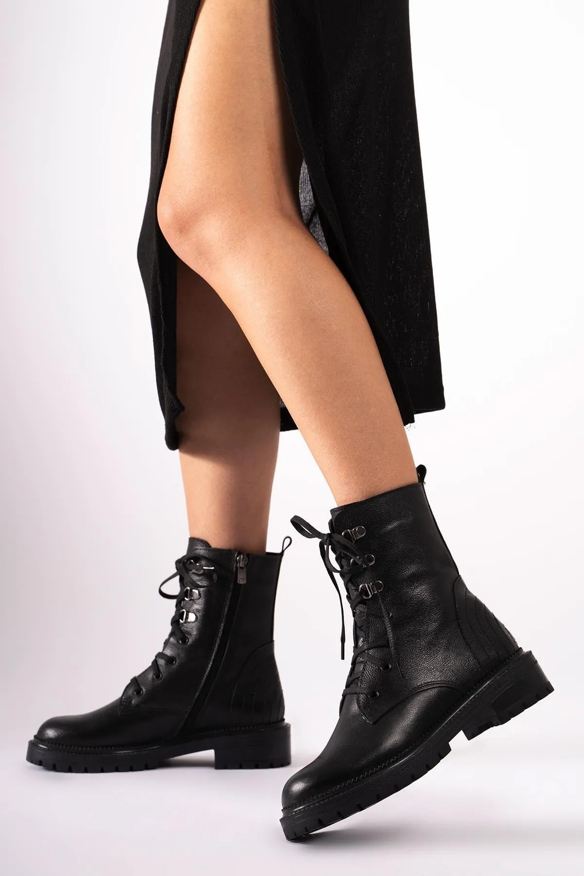 CZ London  Lange Damenstiefel aus echtem Leder mit seitlichem Reißverschluss und genähten Schnürstiefeln
