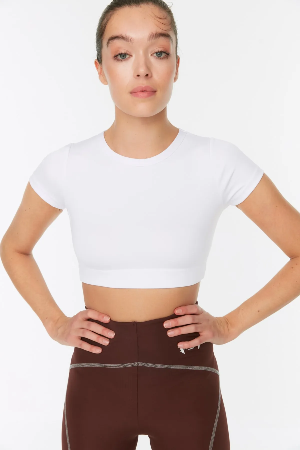 Trendyol Collection  Weißes Crop-Strick-Sportoberteil/Bluse mit leichtem Halt und weicher Textur und Rundhalsausschnitt TWOAW21BZ0158