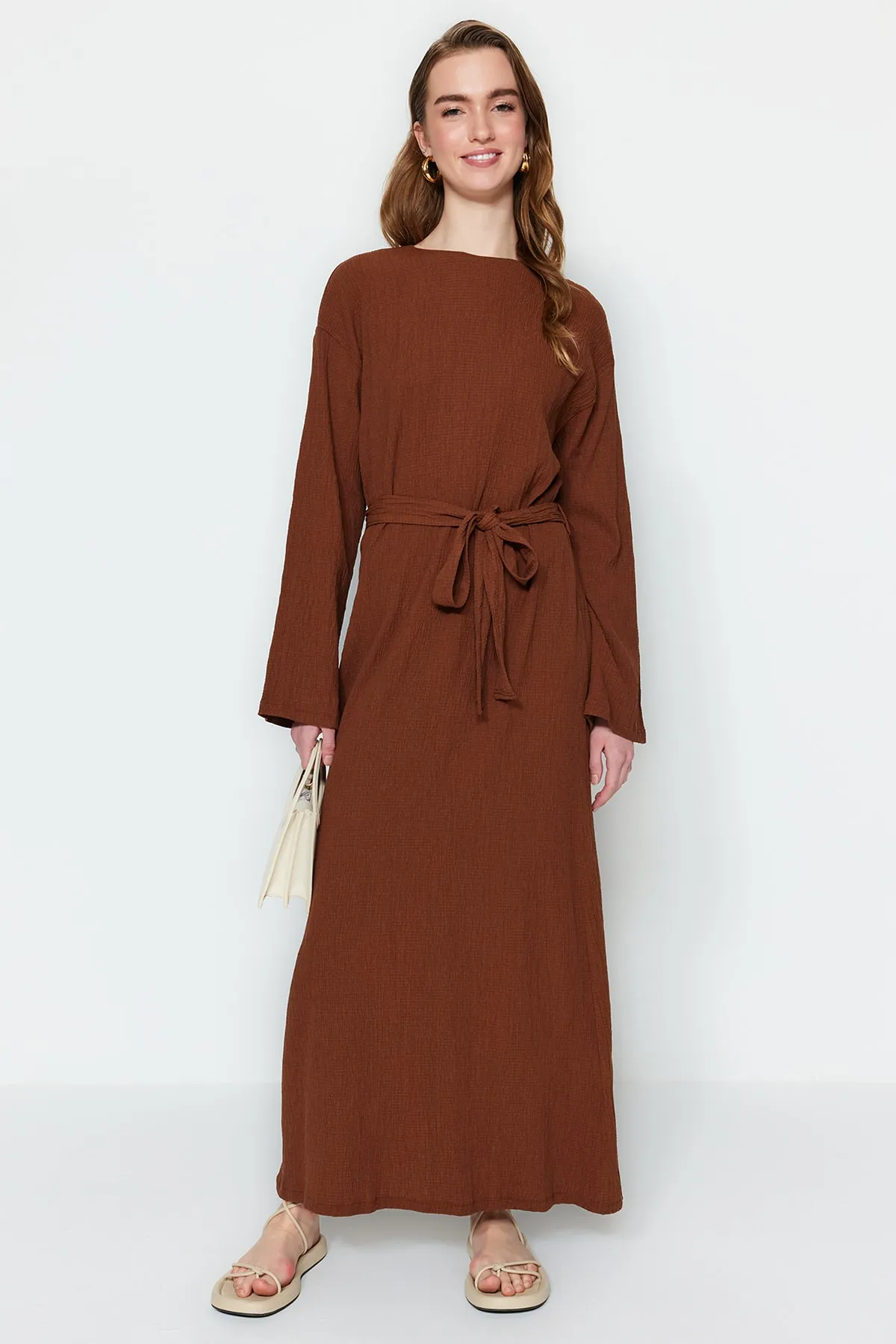 Trendyol Modest  Braunes gewebtes Kleid mit Gürtel TCTSS23EB00043