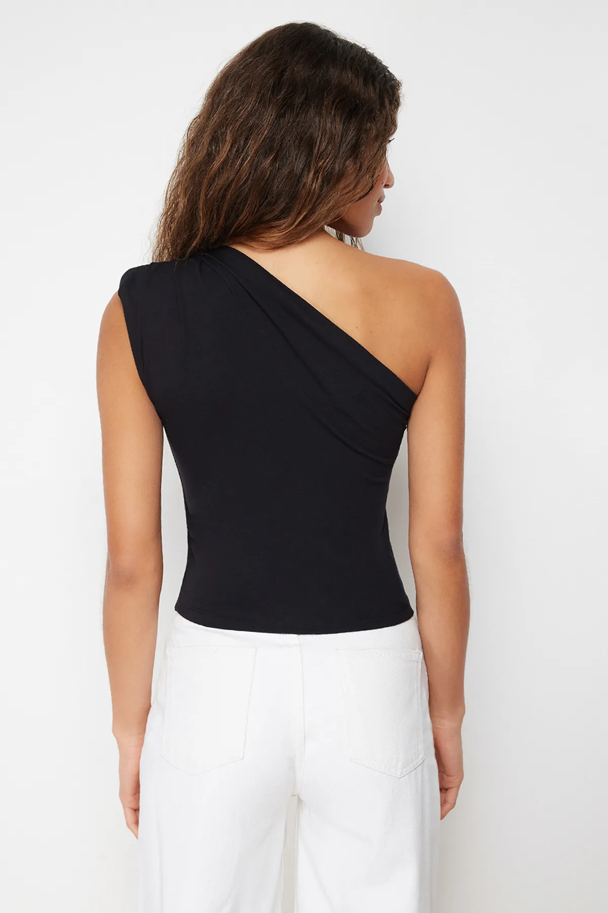 Trendyol Collection  Schwarze asymmetrische, wattierte Stretch-Strickbluse mit einer Schulterpartie TWOSS24BZ00133