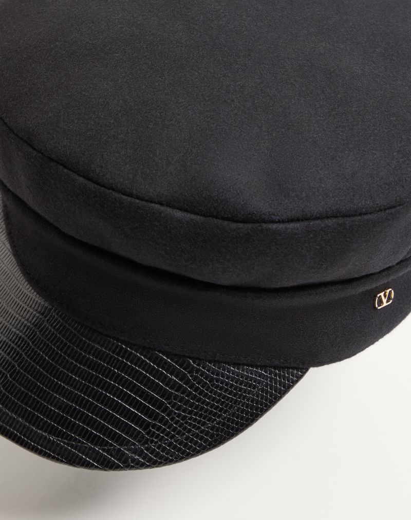 Gorro de lã com assinatura VLogo e aba de couro