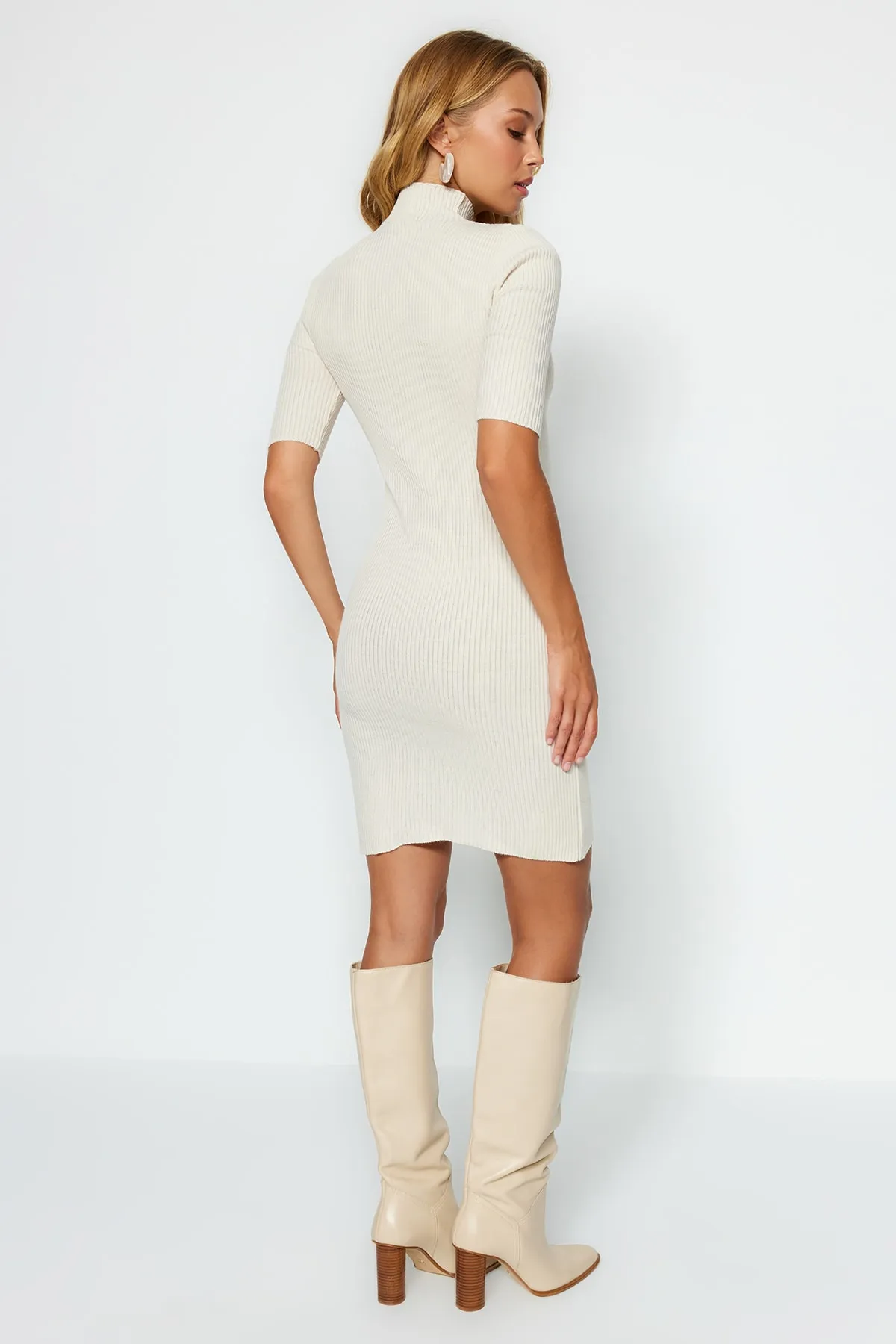 Trendyol Collection  Steinfarbenes Mini-Strickkleid mit hohem Kragen TWOAW24EL00235