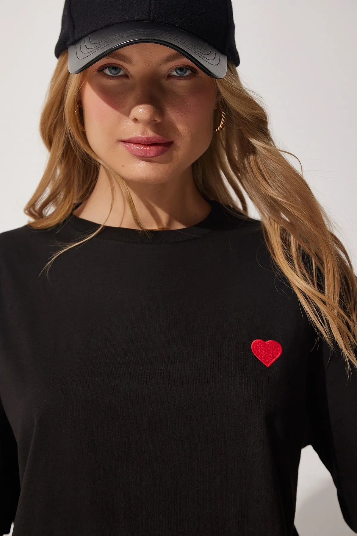 Happiness İstanbul  Schwarzes Oversize-T-Shirt aus Baumwolle mit Herzstickerei für Damen CR00405