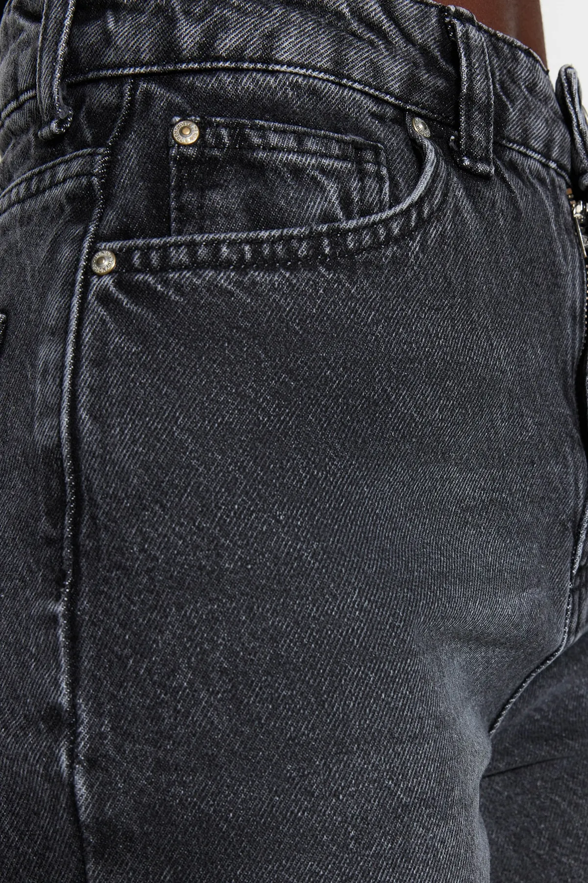 Trendyol Collection  Anthrazitfarbene Mom-Jeans mit hoher Taille TWOSS23JE00085