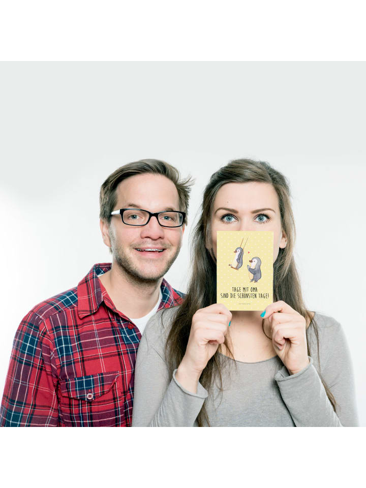 Mr. & Mrs. Panda Postkarte Pinguin Oma schaukeln mit Spruch in Gelb Pastell günstig kaufen onesize