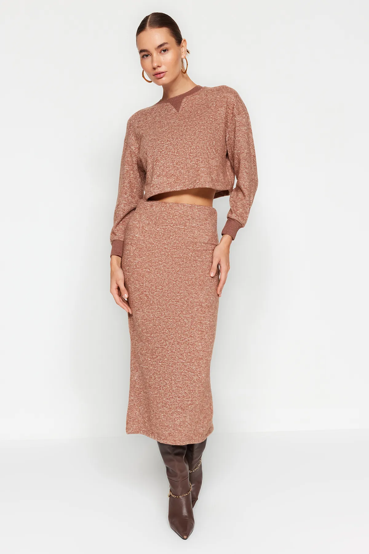 Trendyol Collection  Set aus Oberteil und Unterteil aus weichem Strickstoff in Kamel TWOAW24AU00071