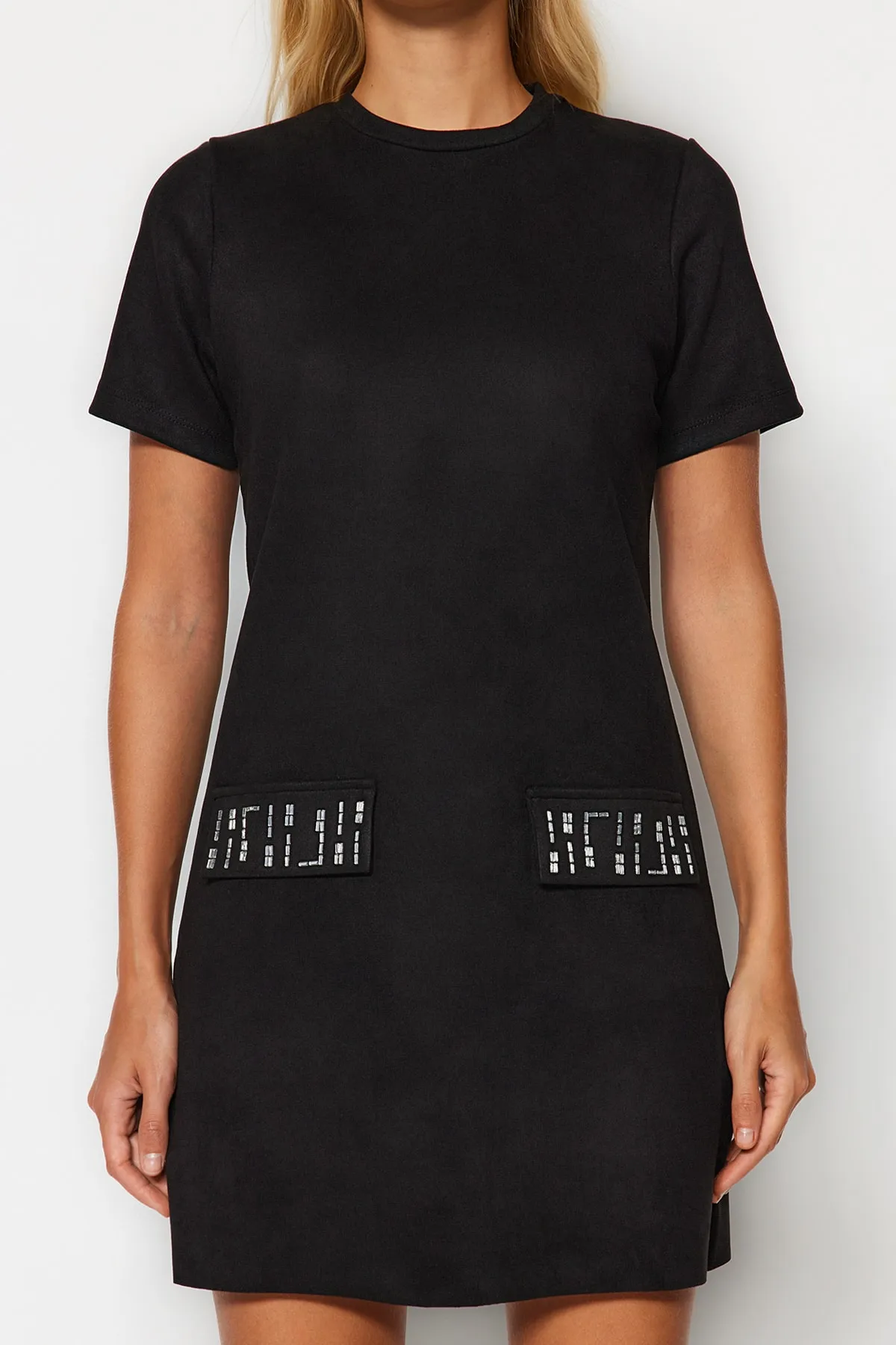 Trendyol Collection  Schwarzes Etuikleid/gerades Mini-Strickkleid aus Wildleder mit Rundhalsausschnitt und Steindetail TWOAW24EL00523