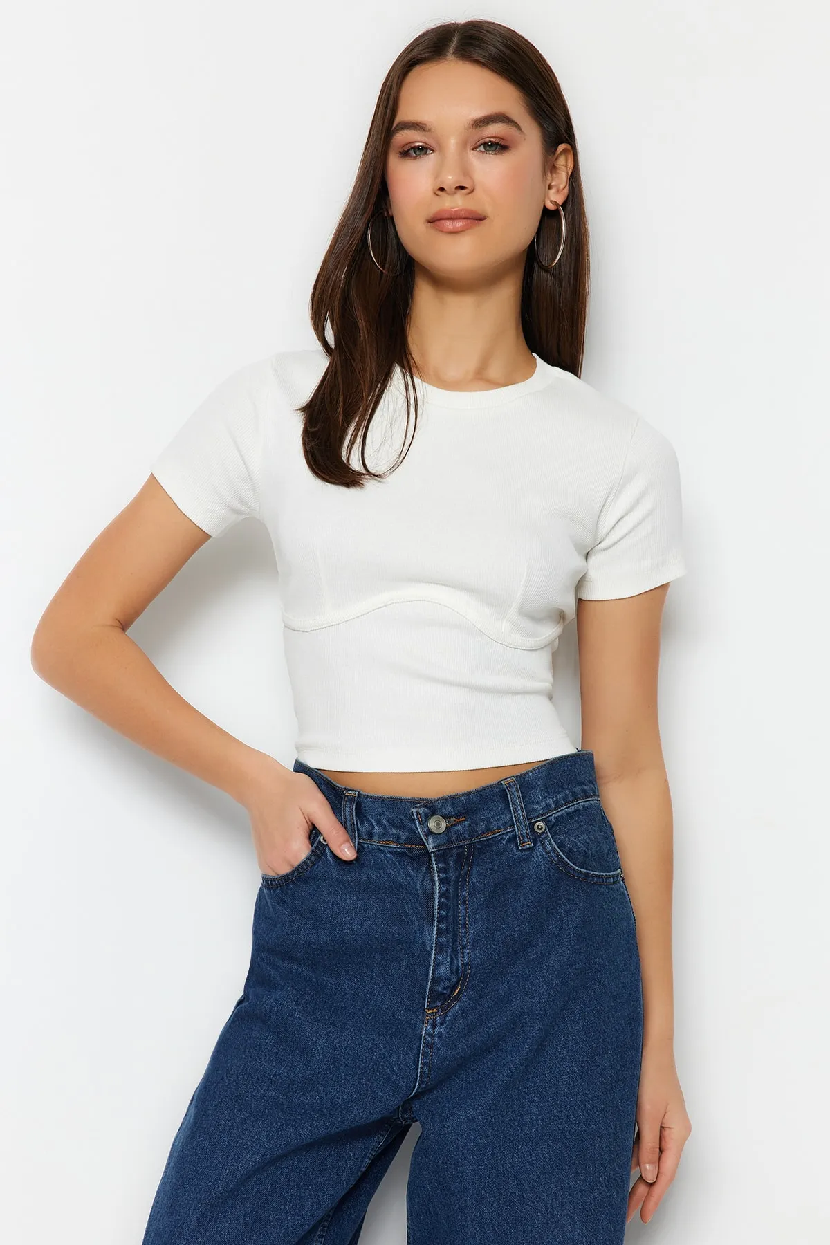 Trendyol Collection  Weiße, gerippte, dehnbare Strickbluse mit Rundhalsausschnitt und detaillierter Paspelierung TWOAW21BZ0638