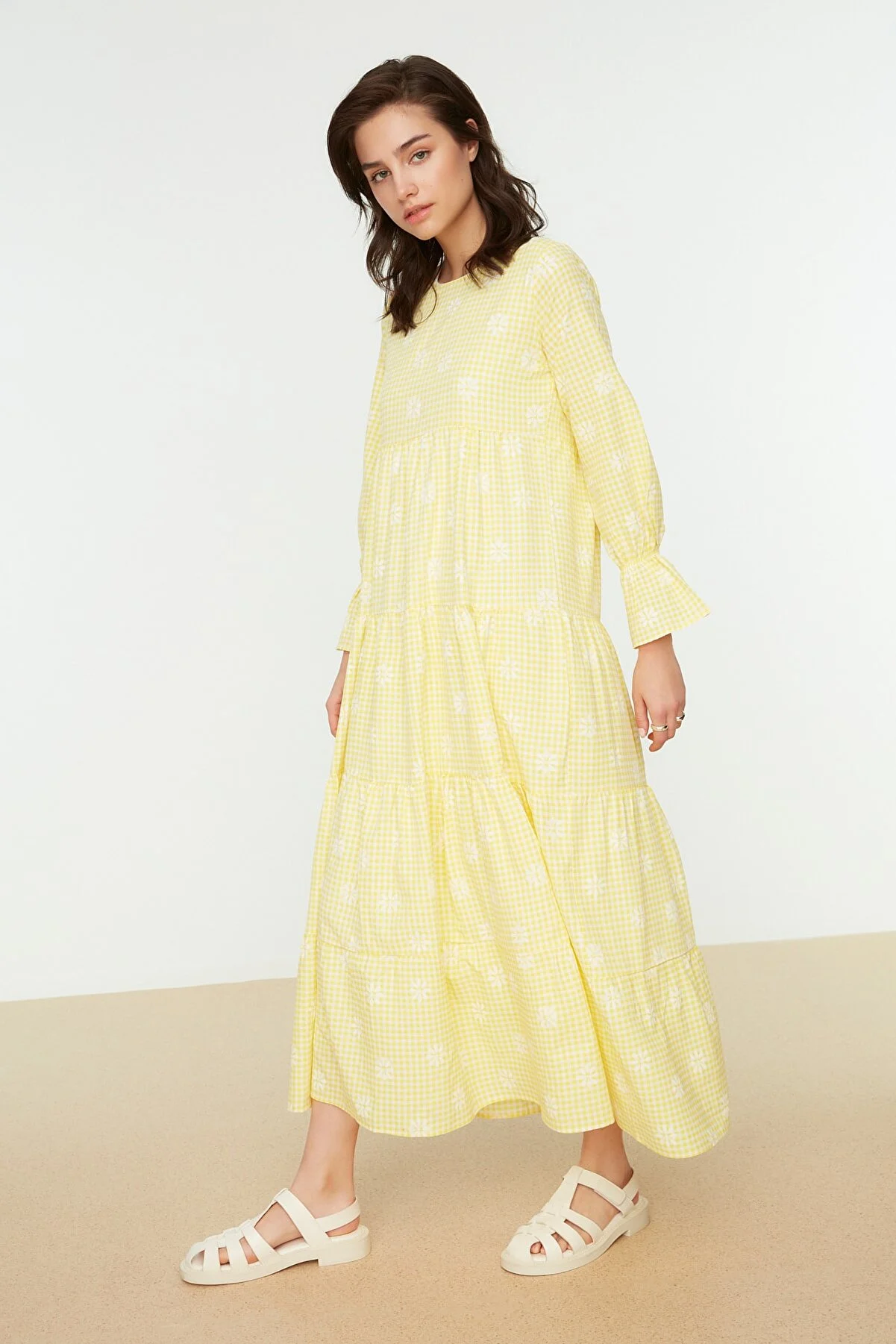 Trendyol Modest  Gelbes, gewebtes Kleid mit Gingham-Blumenmuster und Ärmeln aus Gummidetails TCTSS21EL3441