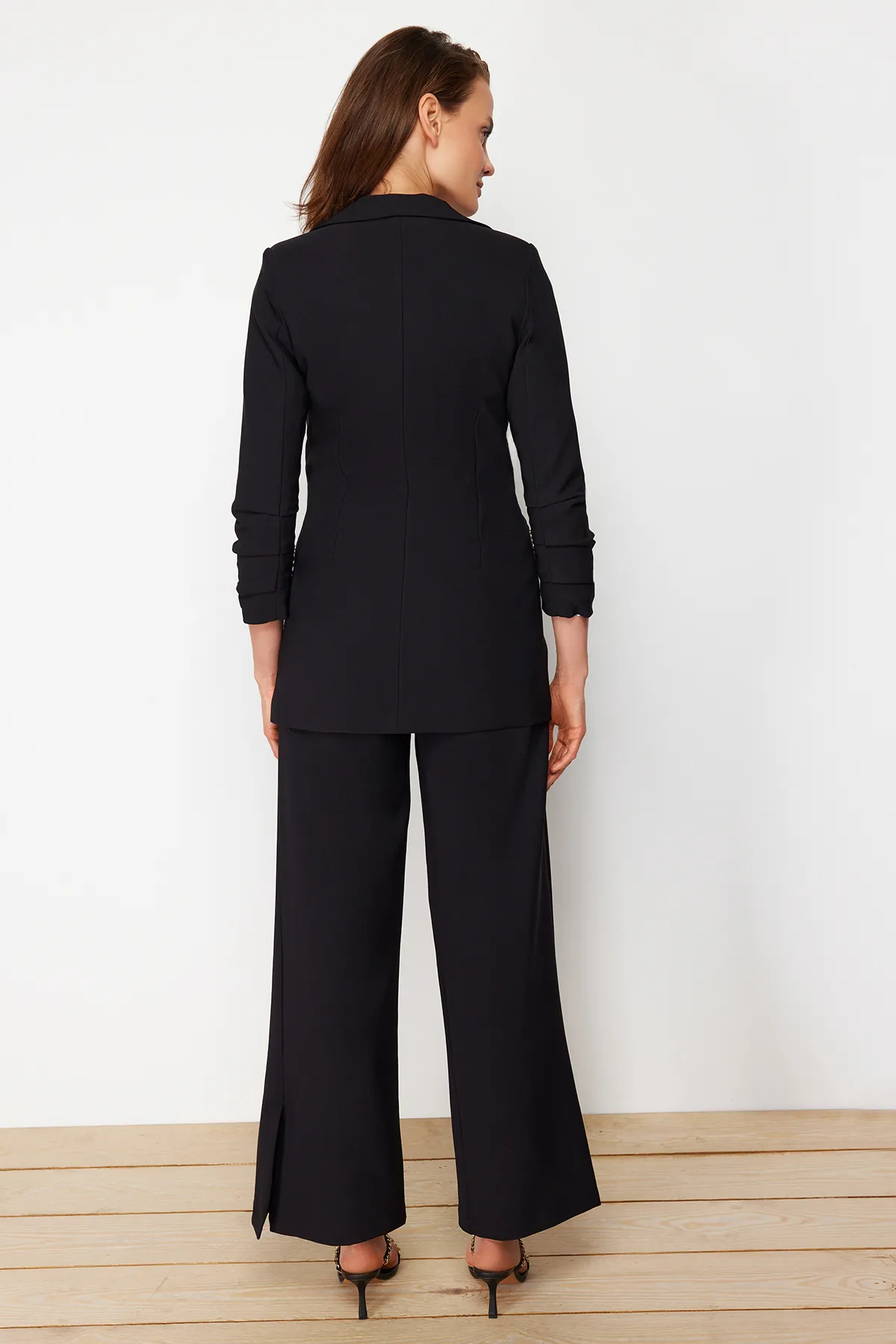 Trendyol Modest  Schwarzer Anzug aus Crêpe mit Perlendetails, Jacke, Hose, gewebter Unterteil und Oberteil TCTSS24US00011