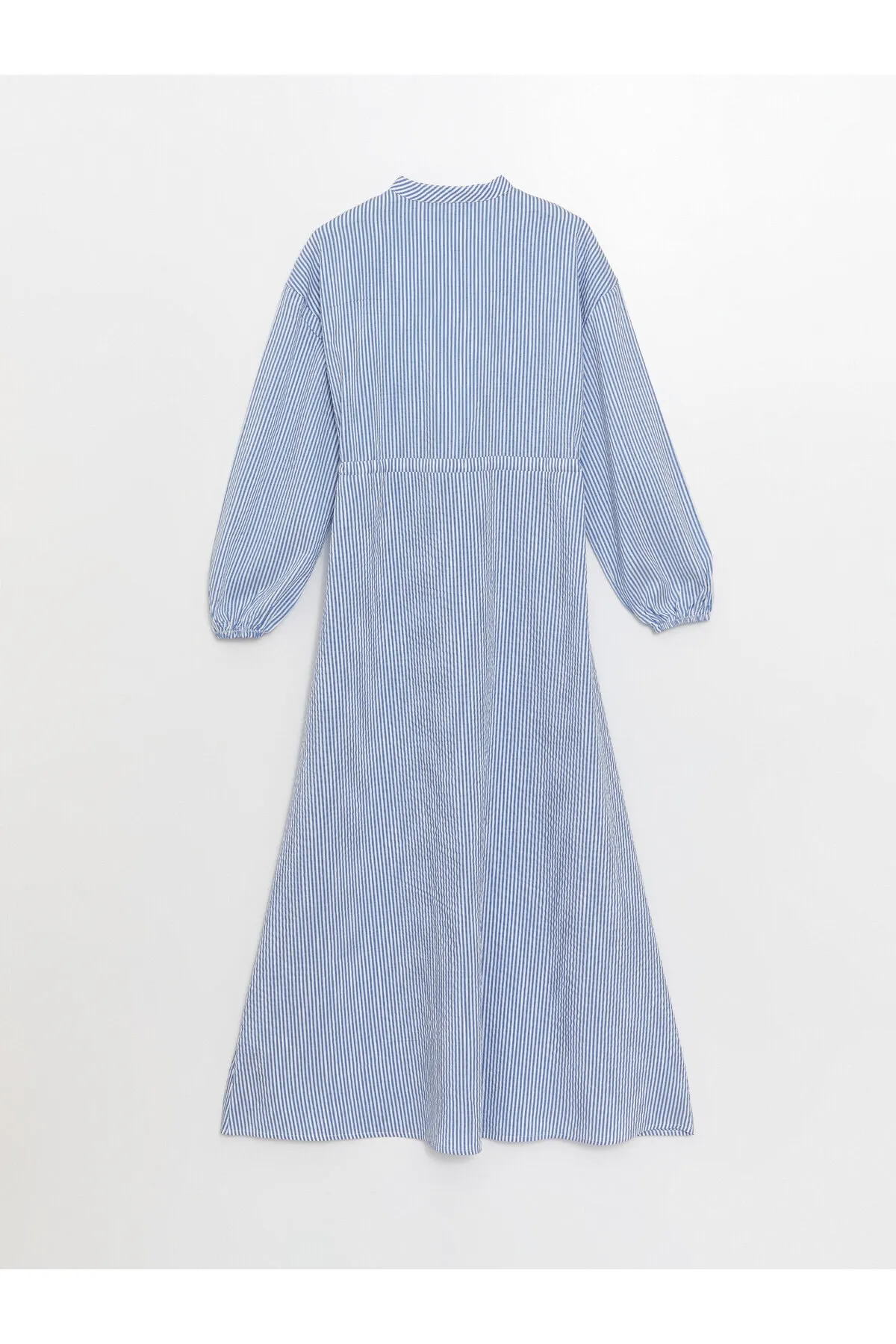 LC Waikiki  Gestreiftes Seersucker-Damenkleid mit hohem Kragen und langen Ärmeln