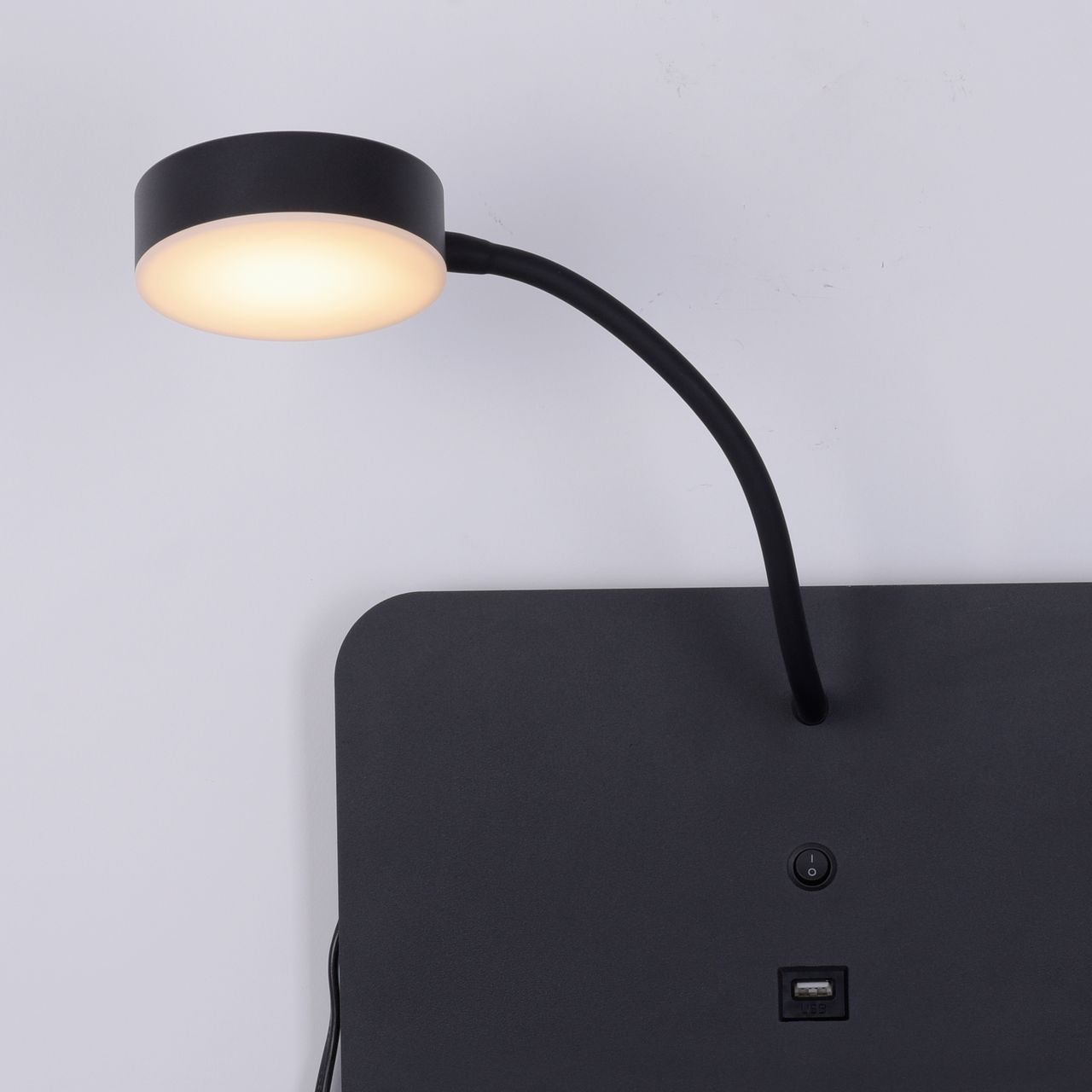 JUST LIGHT LeuchtenDirekt LED Wandleuchte BOARD, dreh- und schwenkbar, USB, 3000 K, Ablagefläche, Innenleuchte, IP20