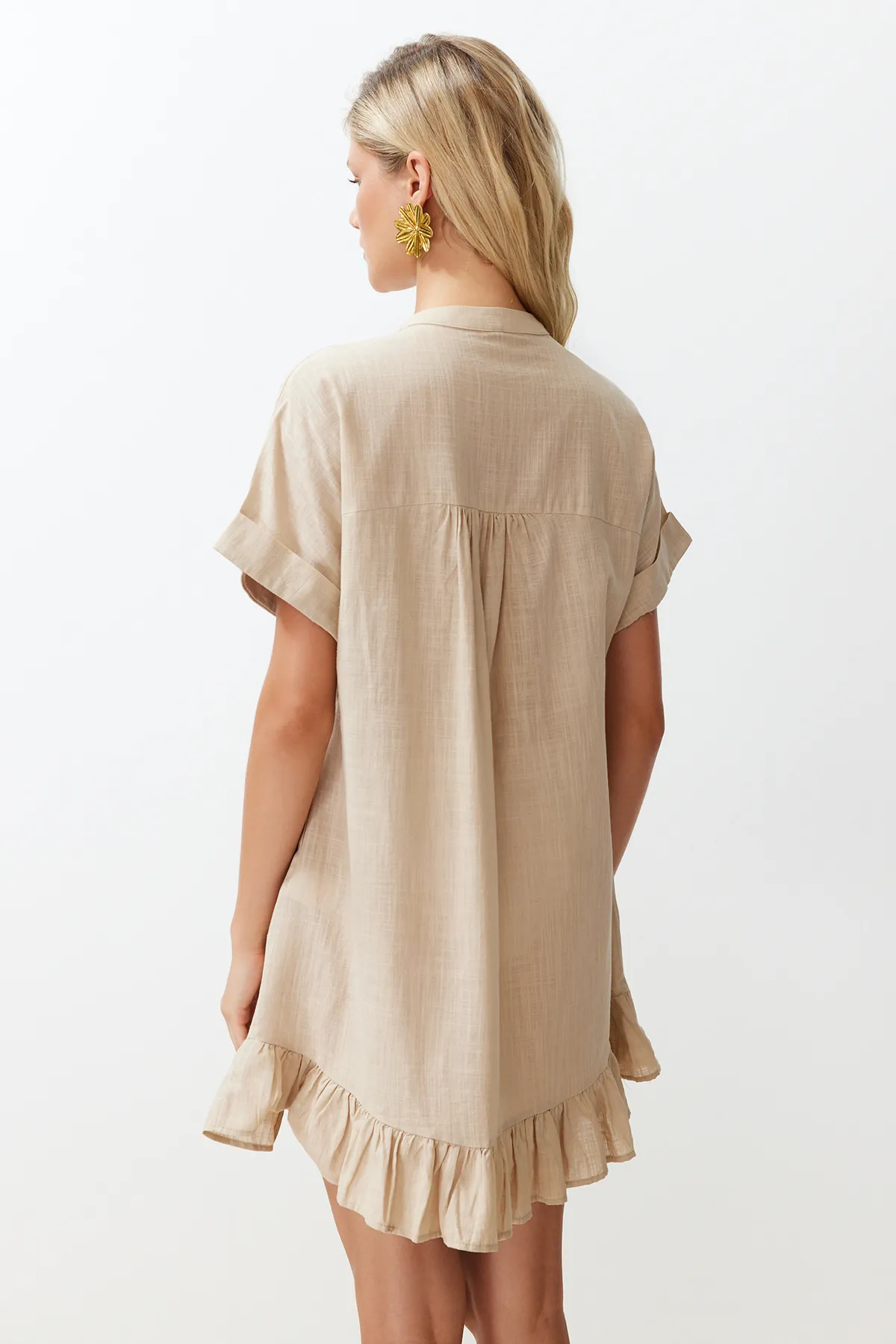 Trendyol Collection  Beigefarbenes, weit geschnittenes Mini-Strandkleid mit gewebten Rüschen TBESS24EL00113