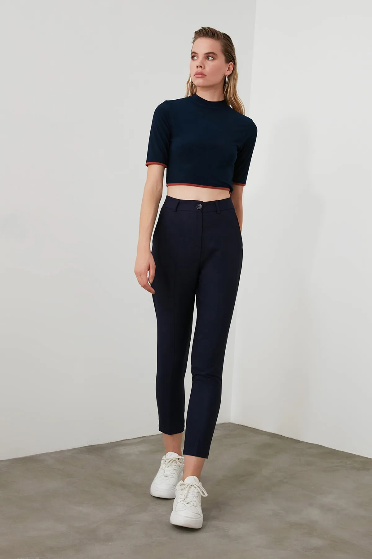 Trendyol Collection  Marineblaue Basic-Zigarettenhose mit schmalem Bein und Webstoff TWOSS19ST0038