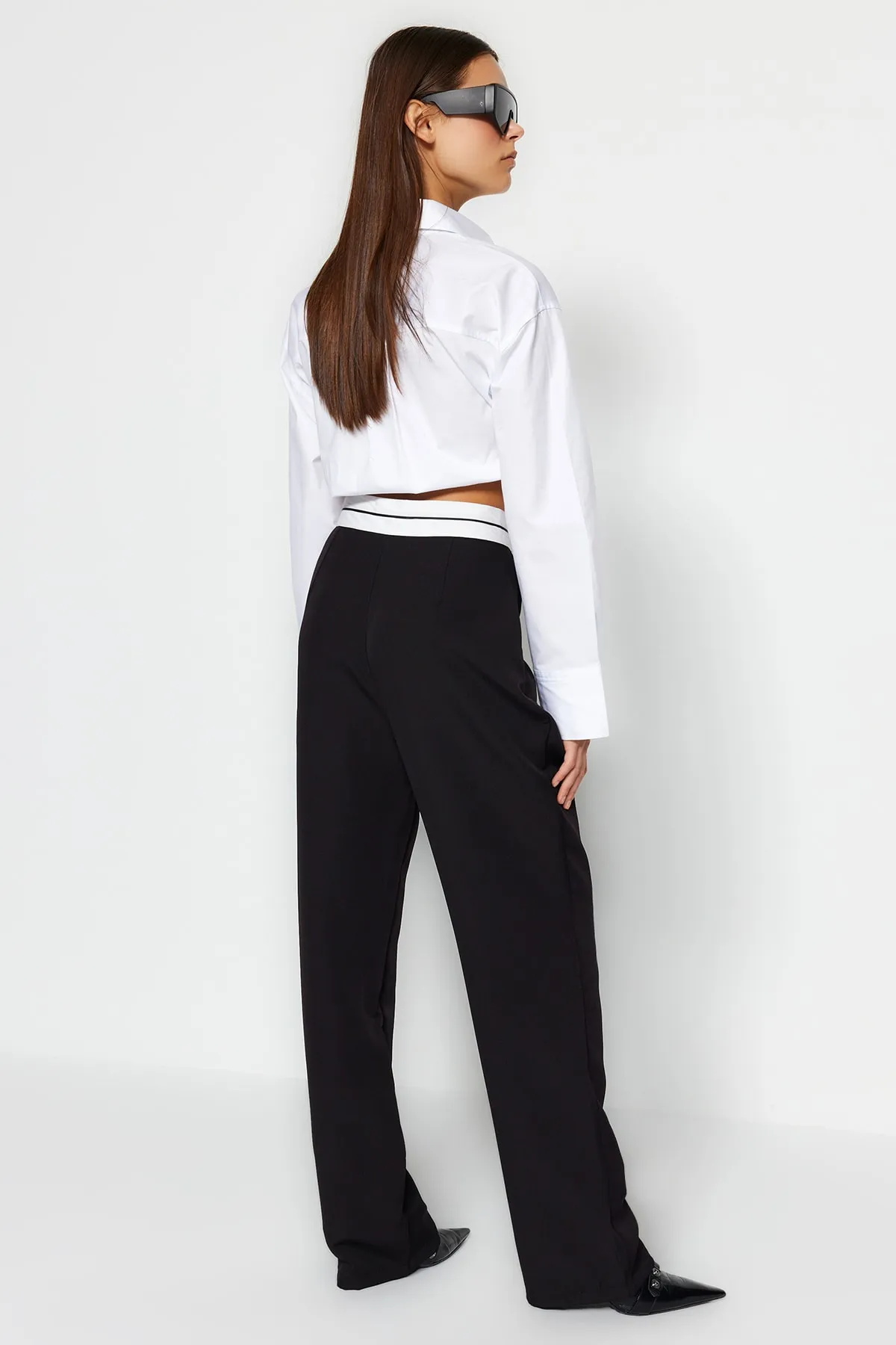 Trendyol Collection  Schwarze Hose mit weitem Bein und gewebtem Taillendetail TWOAW24PL00037