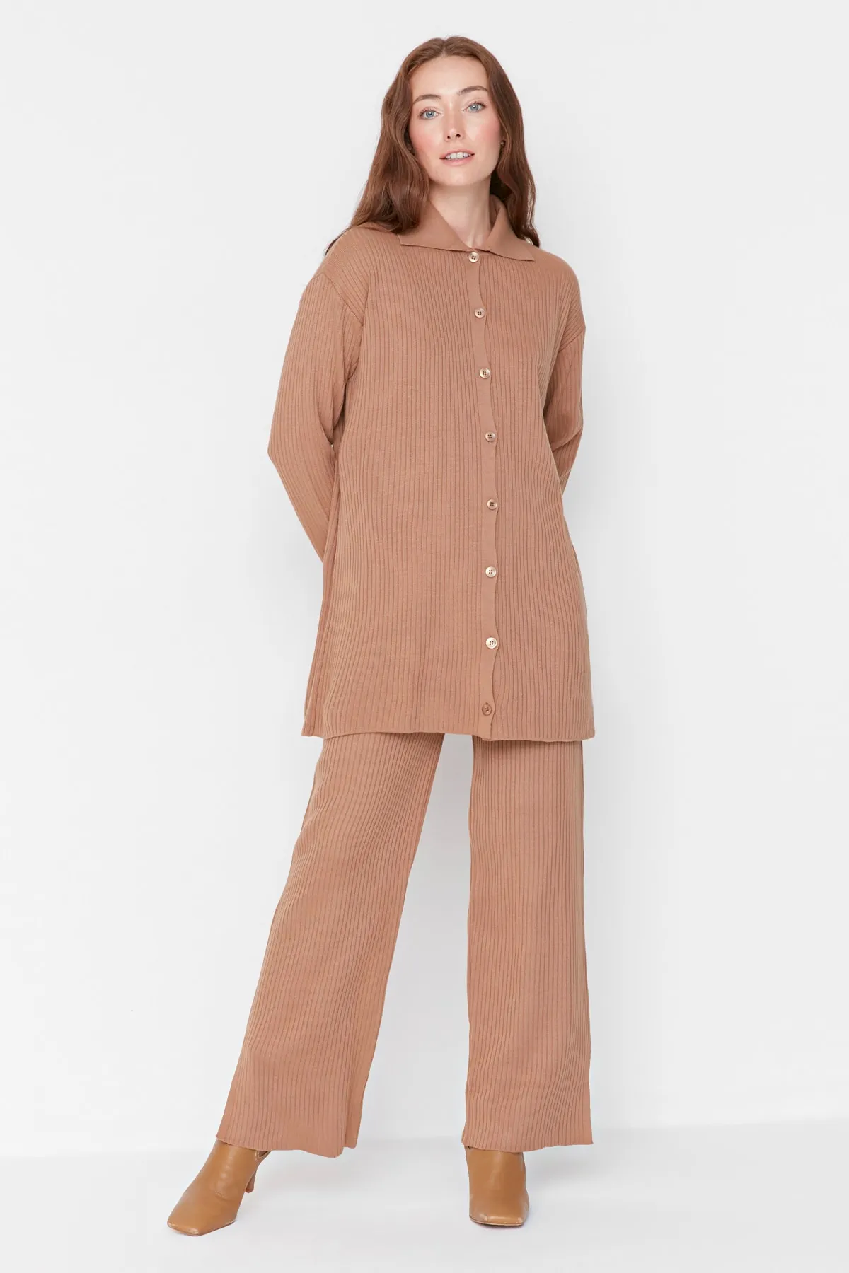 Trendyol Modest  Kamelfarbenes Strickset aus Cardigan und Hose mit Schlitzdetail TCTAW23US00028