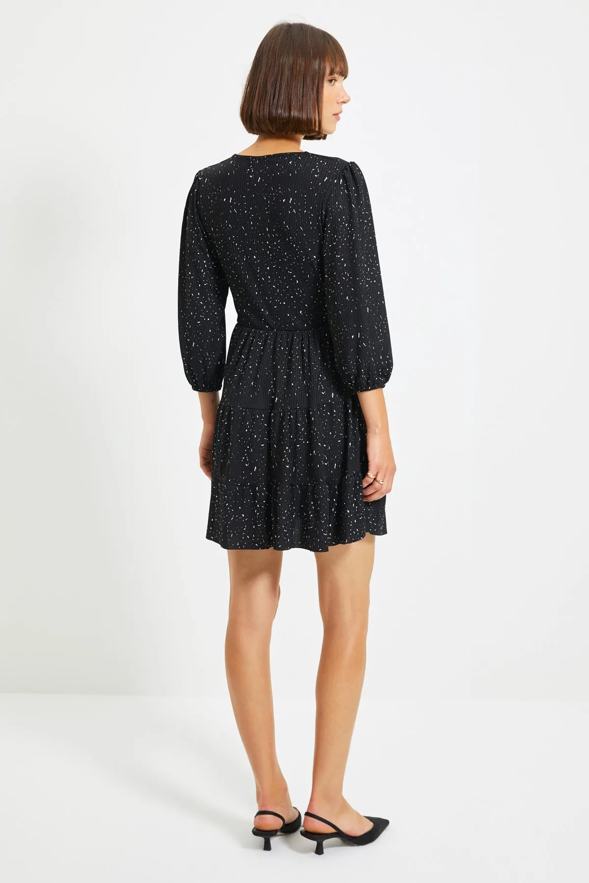 Trendyol Collection  Schwarzes bedrucktes Skater-/Zweireiher-Mini-Stretch-Strickkleid mit Ausschnitt TWOAW22EL0104