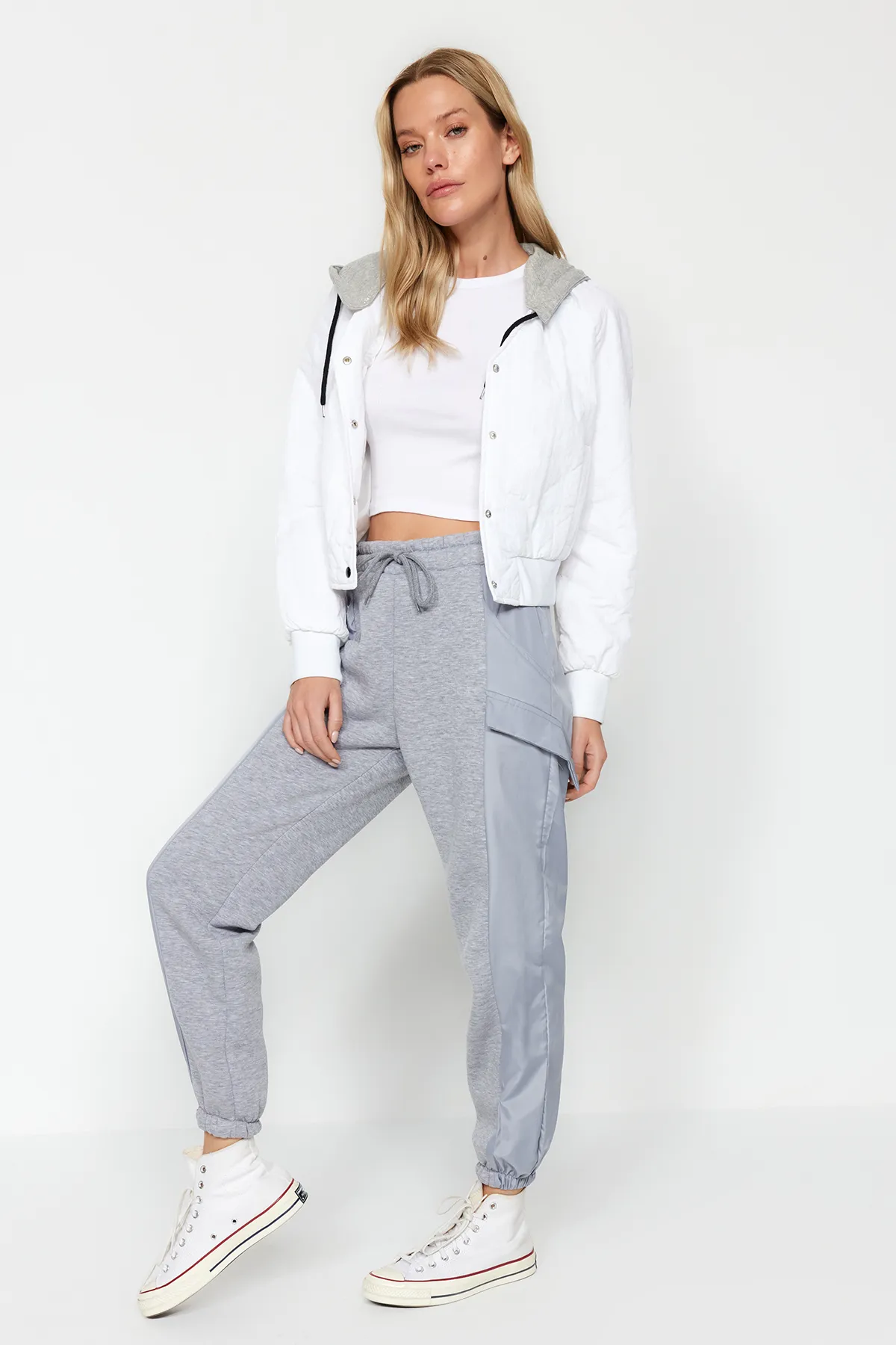 Trendyol Collection  Graue, lockere Jogginghose mit Fallschirmtaschen und dickem Fleece innen, gestrickte Jogginghose TWOAW24EA00003