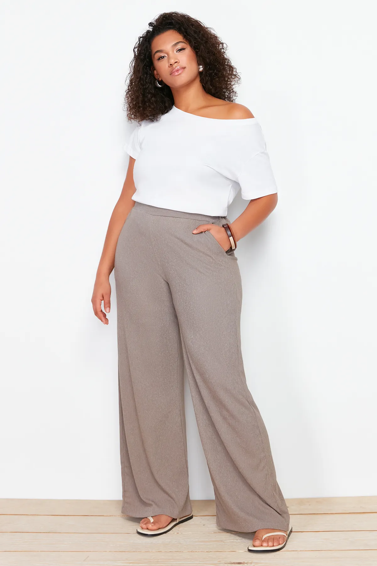 Trendyol Curve  Braune, weit geschnittene Strickhose TBSSS24AR00006