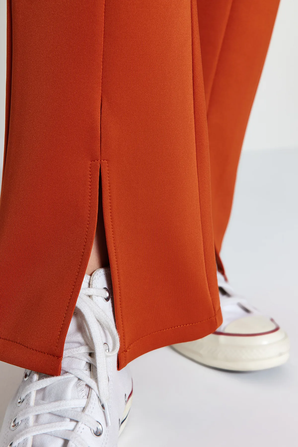 Trendyol Modest  Set aus Tunika, Hose und Oberteil aus Scuba mit Schlitzdetail und Strickmuster TCTAW23US00201