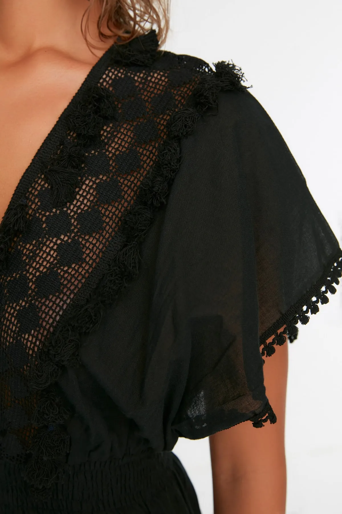 Trendyol Collection  Schwarzes Mini-Strandkleid aus 100 % Baumwolle mit gewebter Stickerei und detailliertem Detail TBESS21EL1248