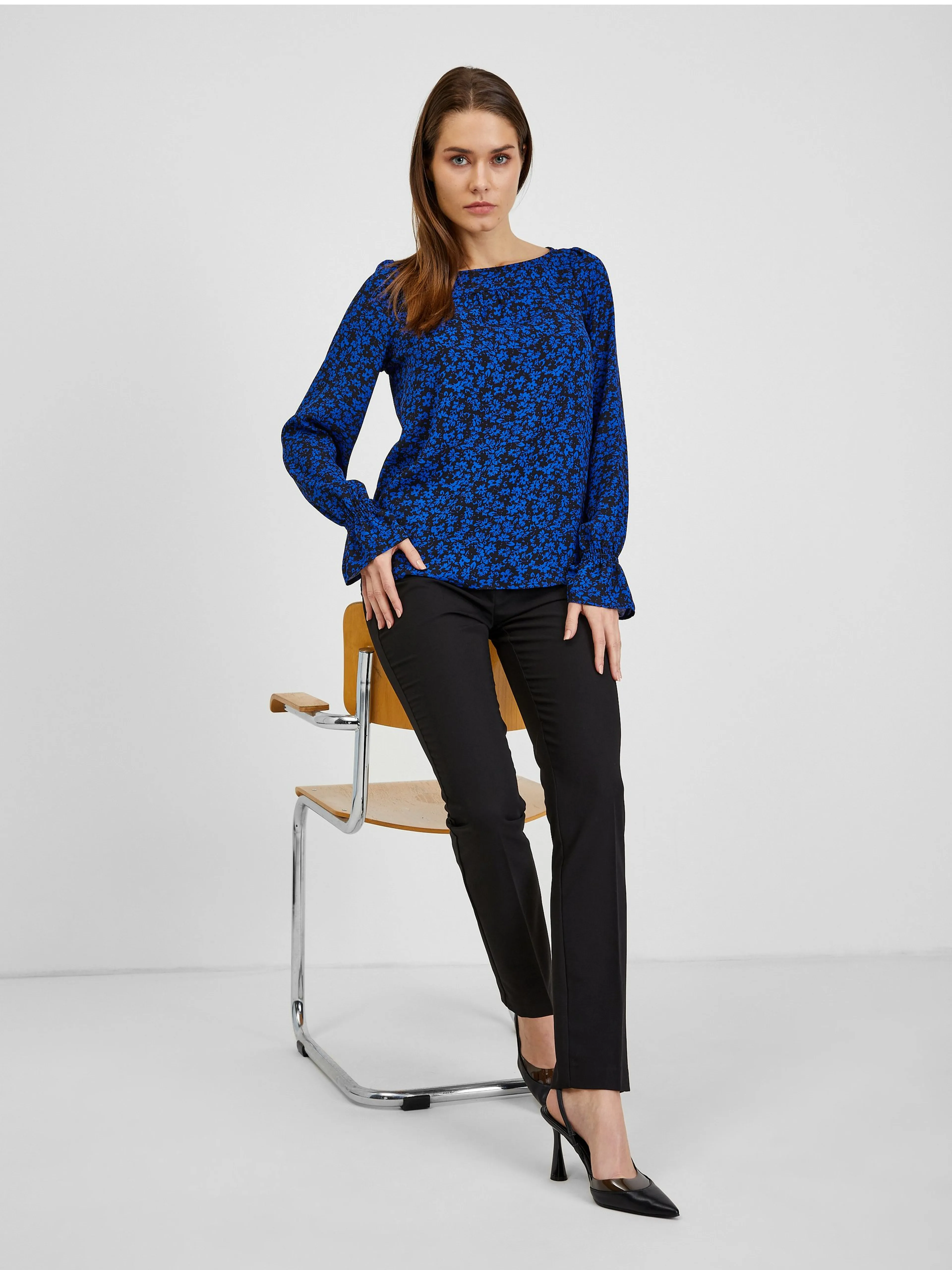 Schwarz-blaue geblümte Bluse ORSAY