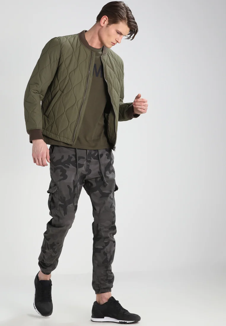 Pantalones cargo Urban Classics CAMO JOGGING