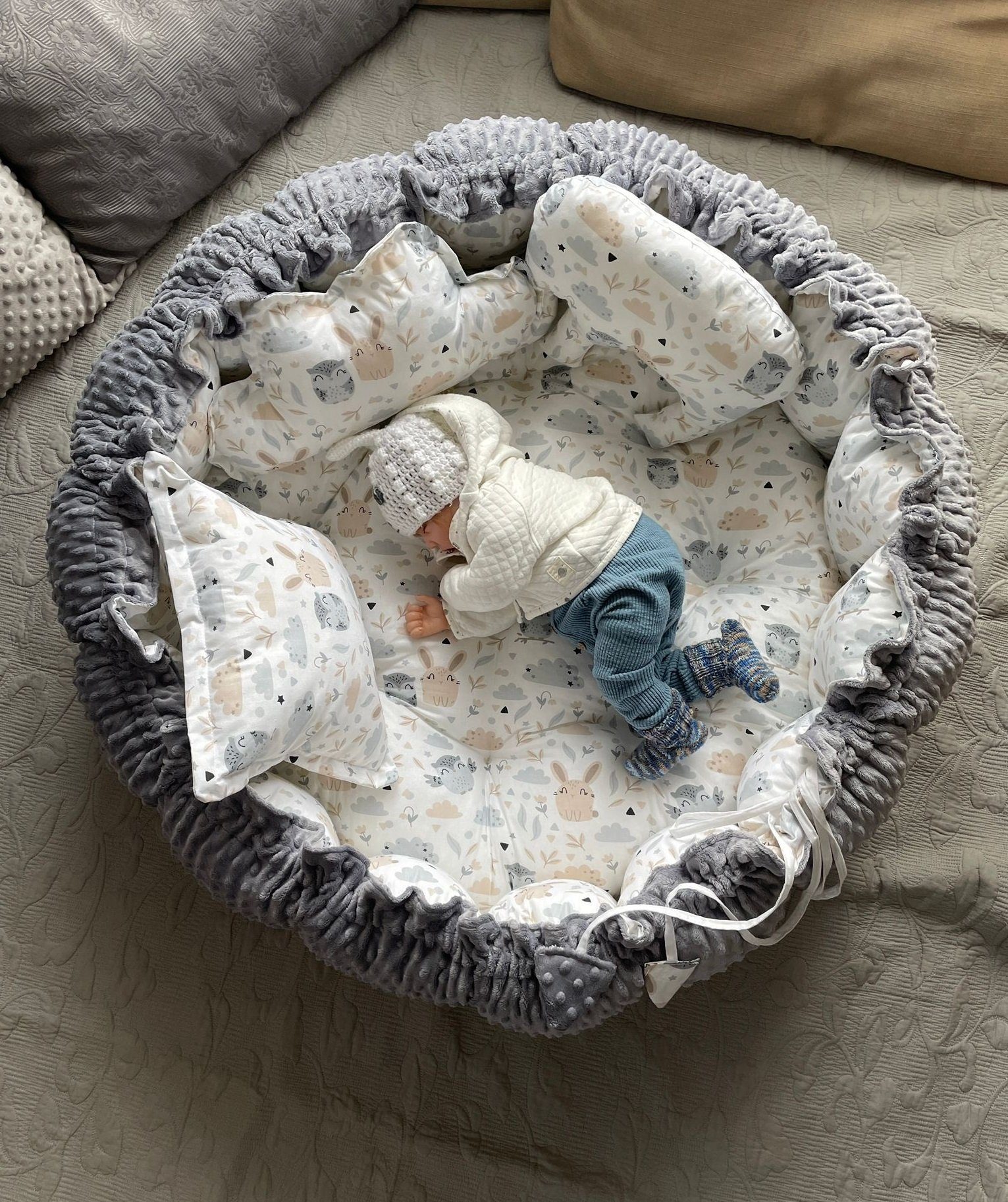 Loolay Bettnestchen MINKY Graphit/ HASE Beige-Weiß ENGELSNEST Babynest, Unterlage, (XXXL ale Nestchen Ø90cm; als Krabbledecke Ø155cm, Original LOOLAY® Babynestchen Spielmatte Reisebett ►SETS MIT ZUBEHÖR), 100% Europäische Stoffe und Kleinserien-Nähen