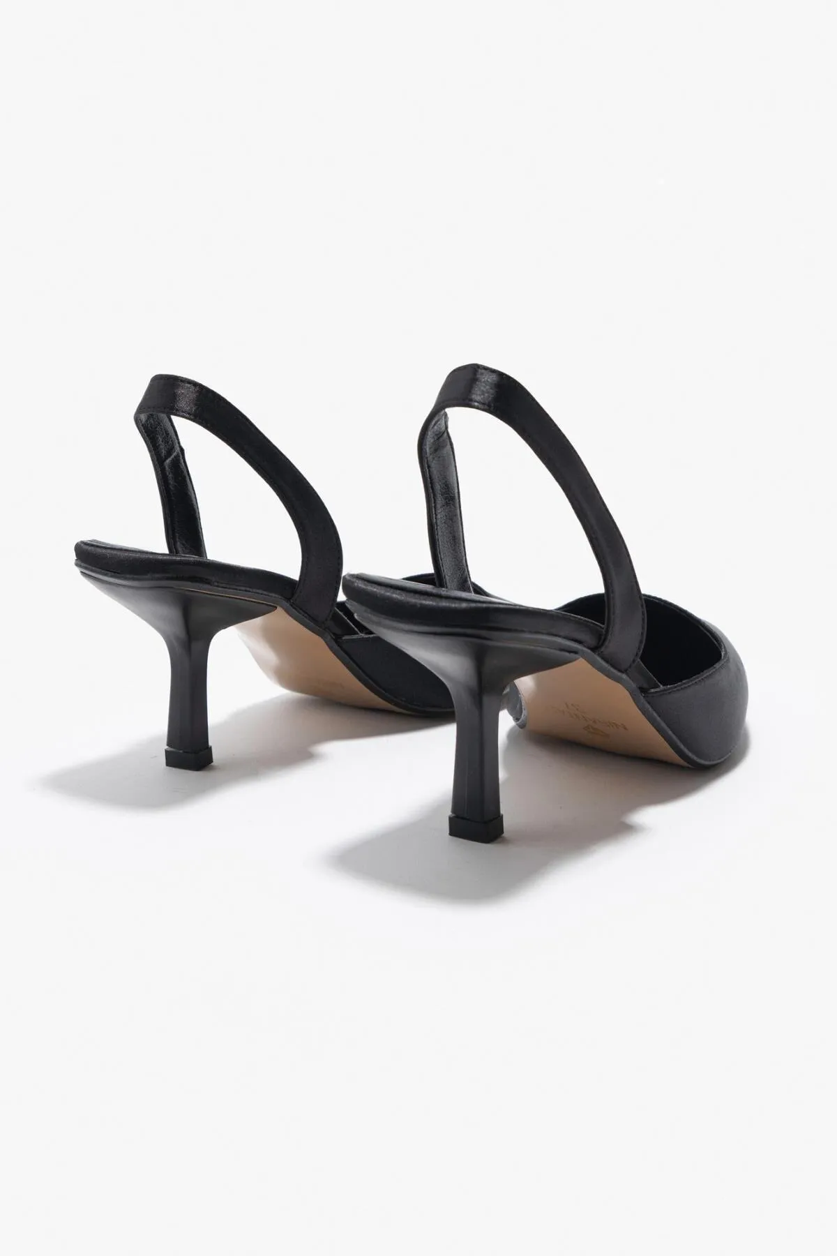 NİŞANTAŞI SHOES  Love Schwarze Satin-Damenschuhe mit Absatz und Knöcheldetail hinten