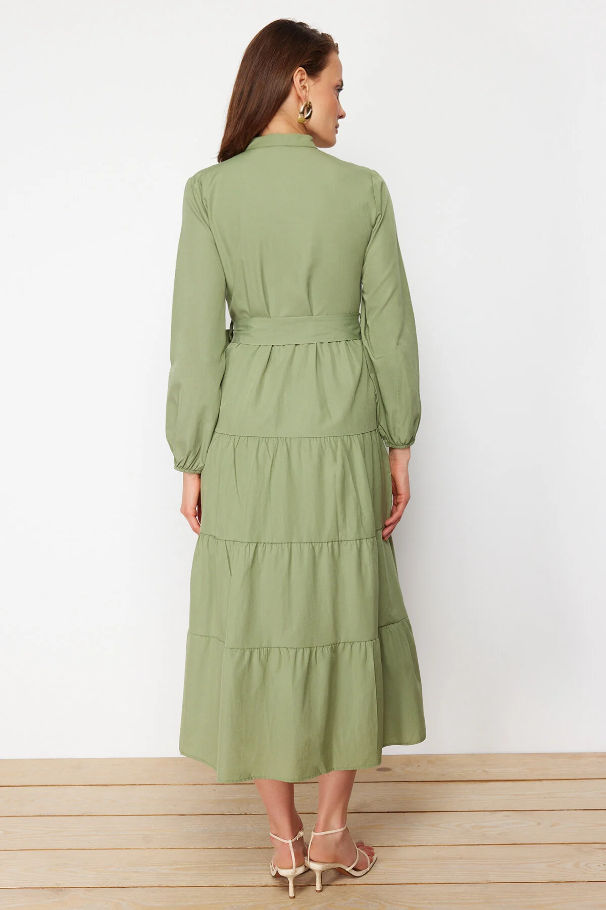 Trendyol Modest  Hellkhakifarbenes, gewebtes Kleid mit Häuptlingskragen und Knopfdetail und Gürtel TCTSS21EL3343