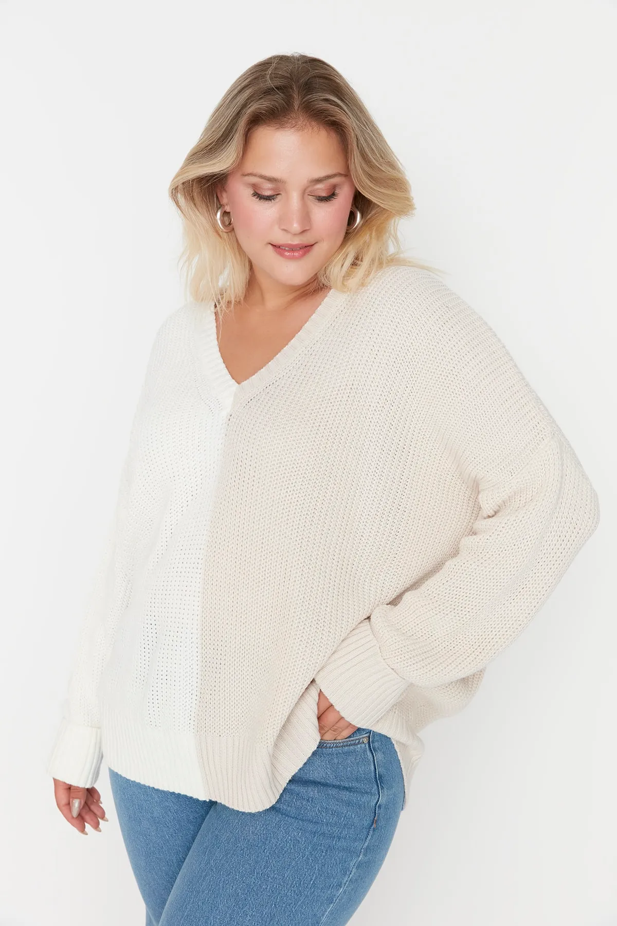 Trendyol Curve  Beiger Strickpullover mit V-Ausschnitt und Farbblockdesign TBBAW23AN00062