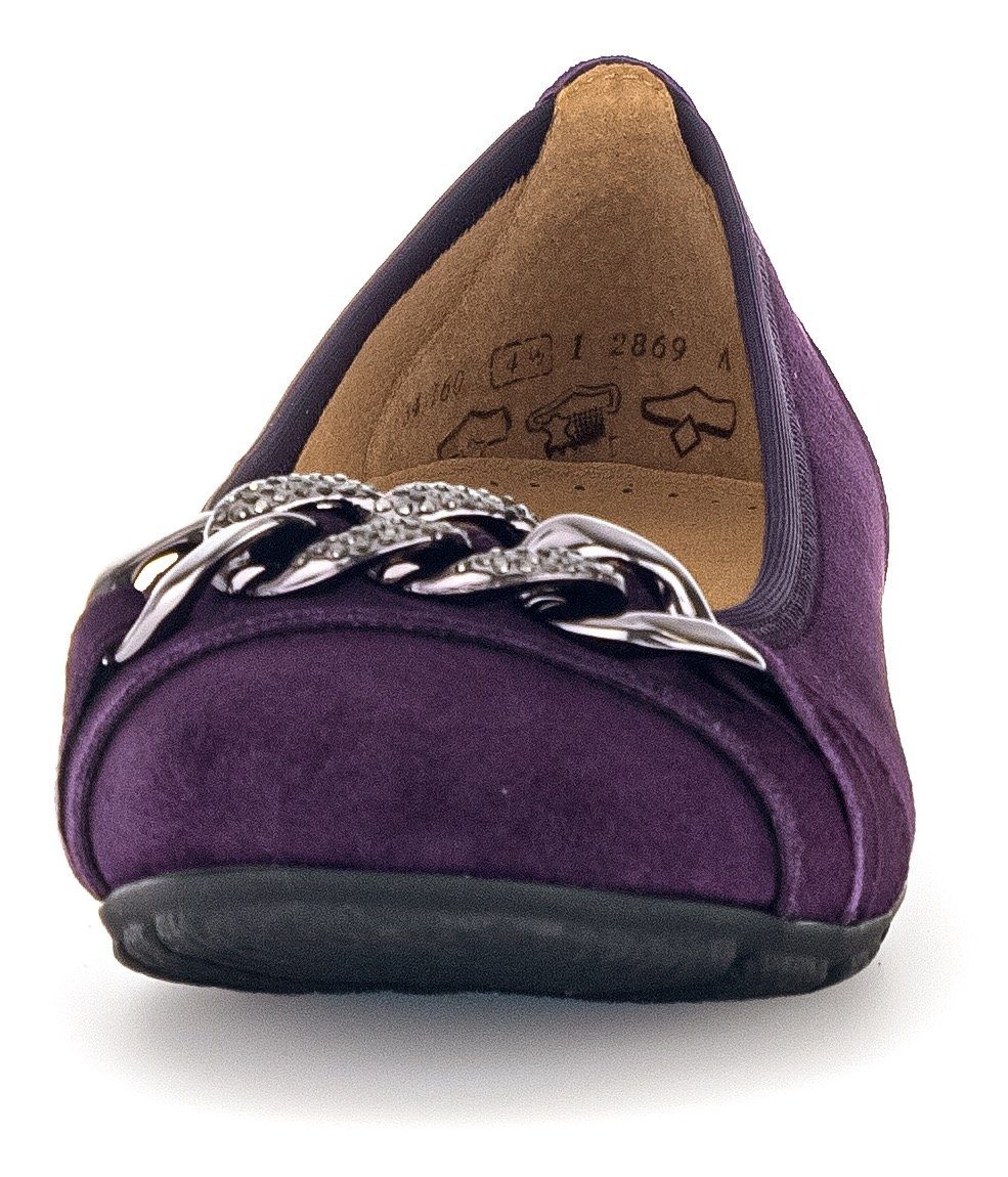 Gabor Ballerina mit modischer Zierkette