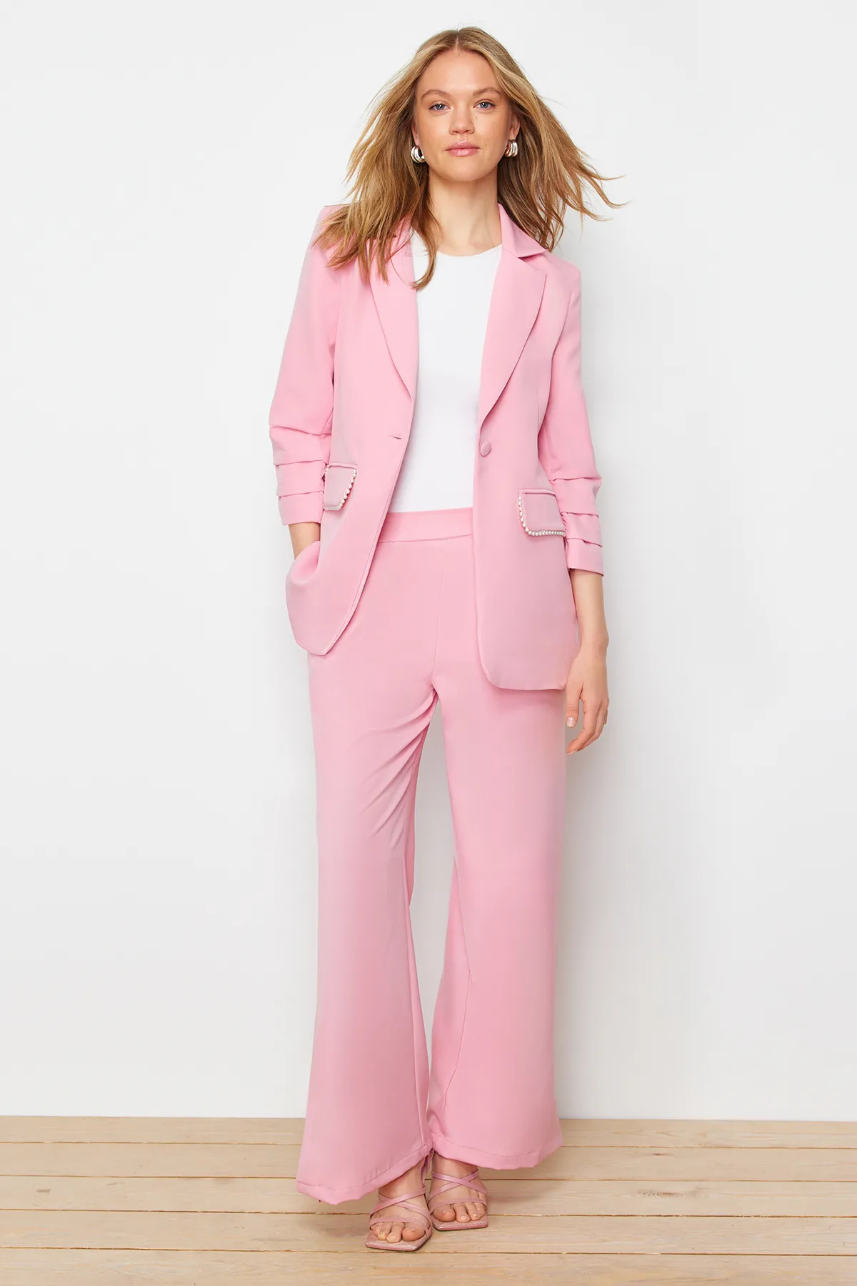 Trendyol Modest  Rosa Set aus Jacke, Hose und Oberteil aus Krepp mit Perlendetails TCTSS24US00011