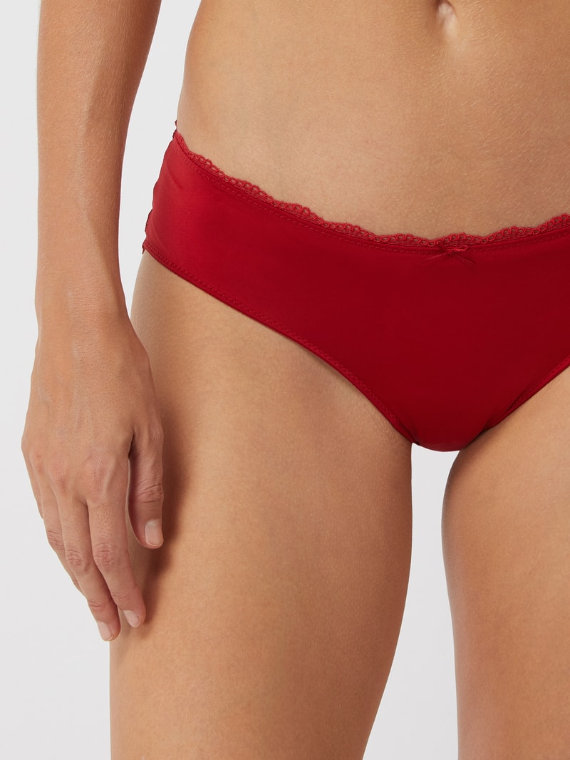 Hipster mit Spitzeneinsatz in rot