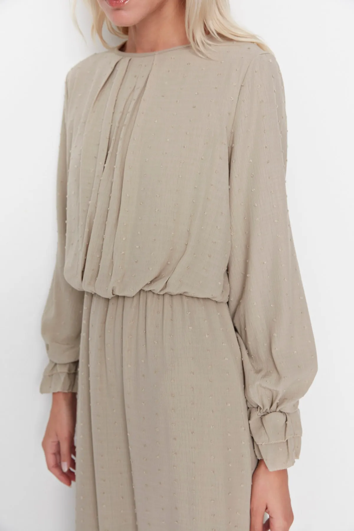 Trendyol Modest  Helles Nerz-Gewebtes Kleid mit geraffter Taille, Volant und Futter TCTSS21EL3566