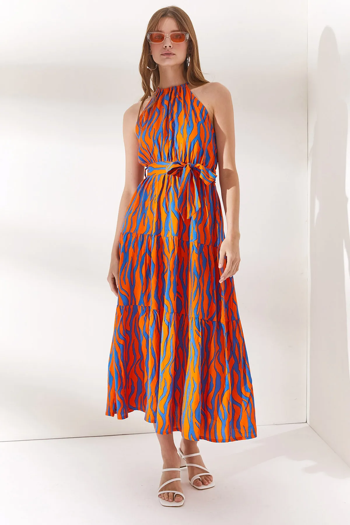 Olalook  Damenkleid aus gewebtem Viscon in Zebra-Orange mit Neckholder und Gürtel ELB-19001548