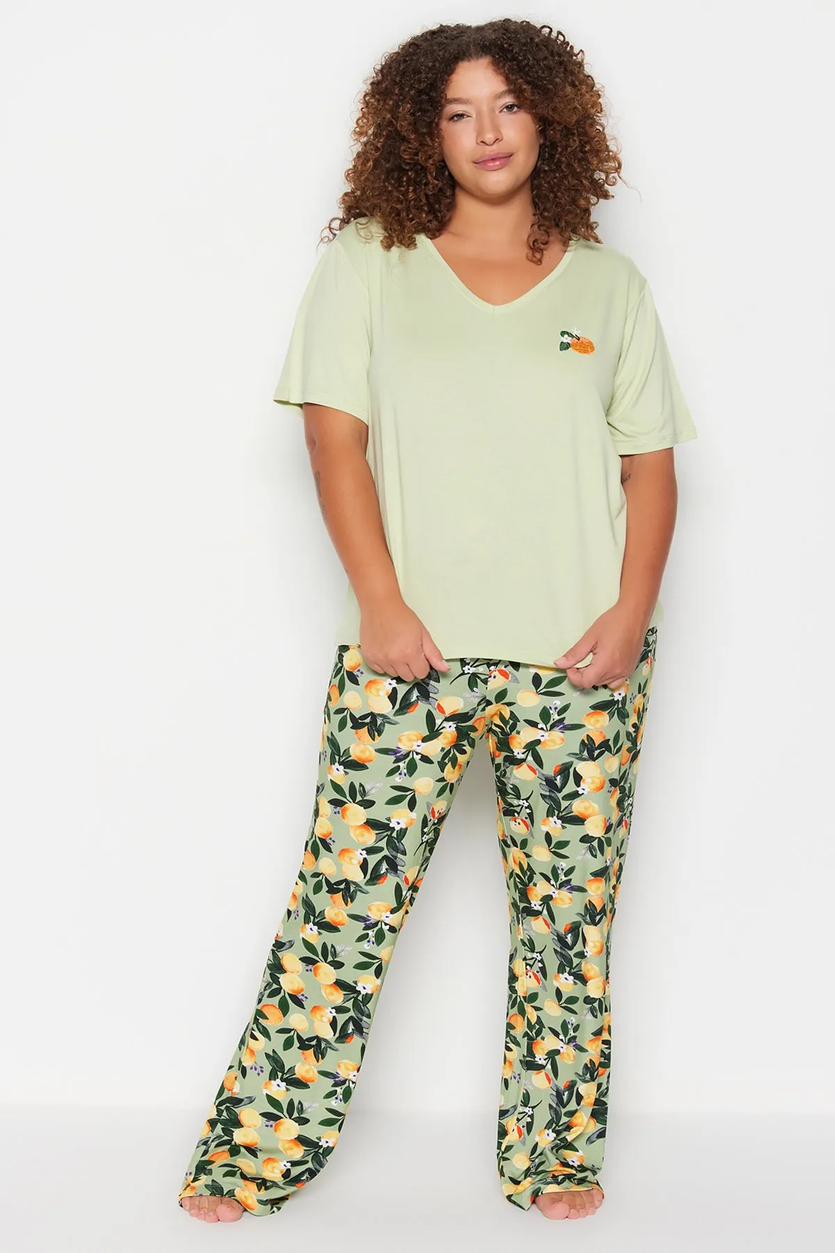 Trendyol Curve  Mintgrünes bedrucktes Pyjama-Set aus Strick TBBSS23AI00005