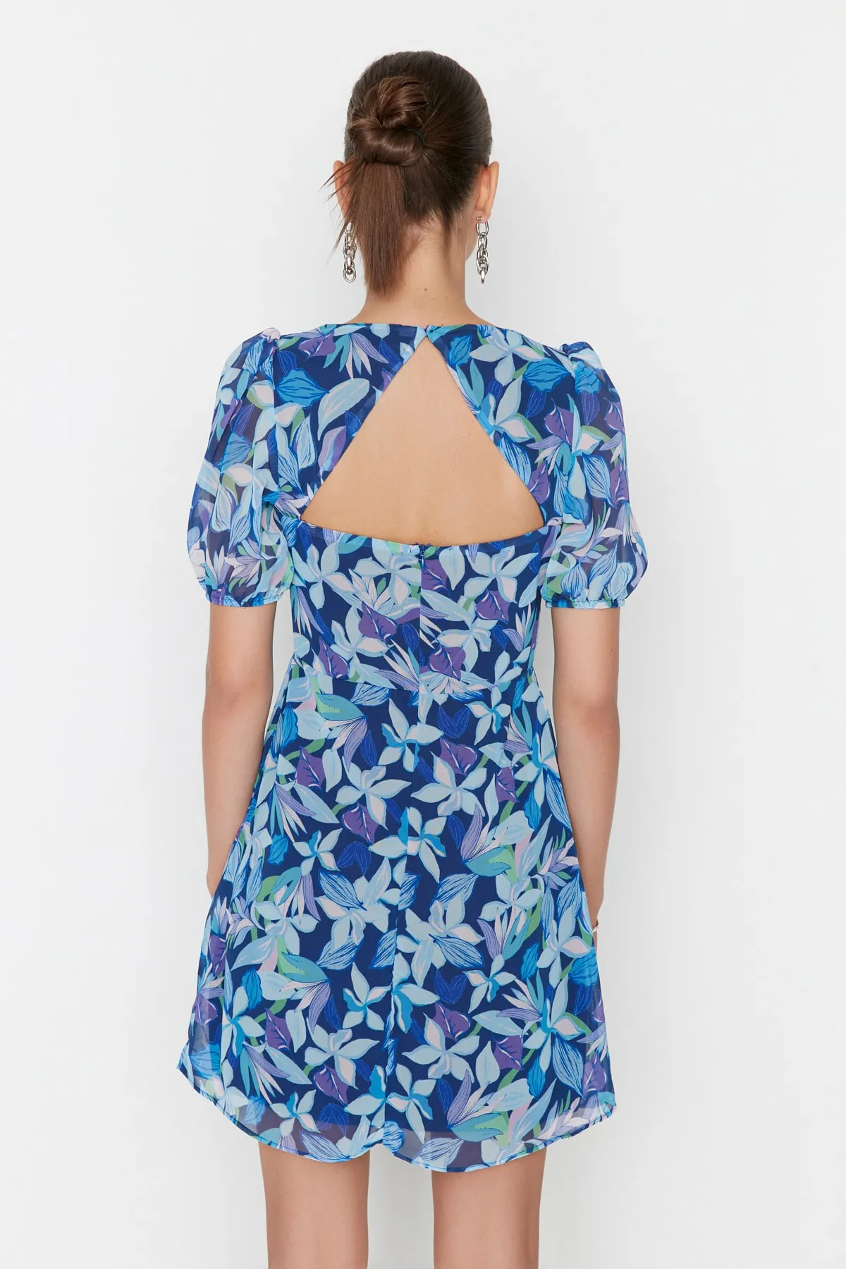 Trendyol Collection  Blaues, florales A-Linien-Minikleid aus Chiffon mit Futter TWOSS22EL2168