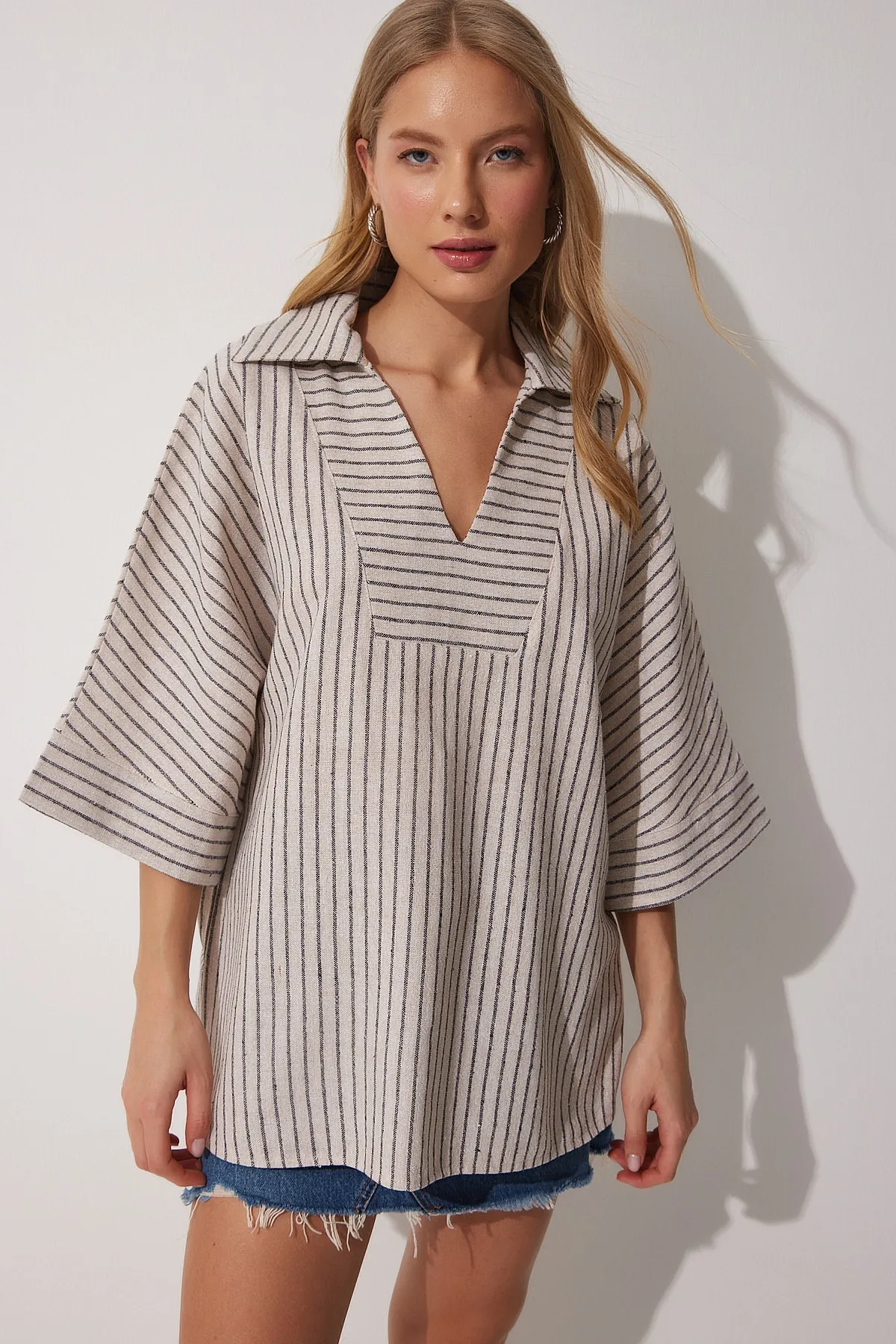 Happiness İstanbul  Beige Damen-Rollkragen-Tunika aus Rohleinen mit dünnen Streifen NV00052