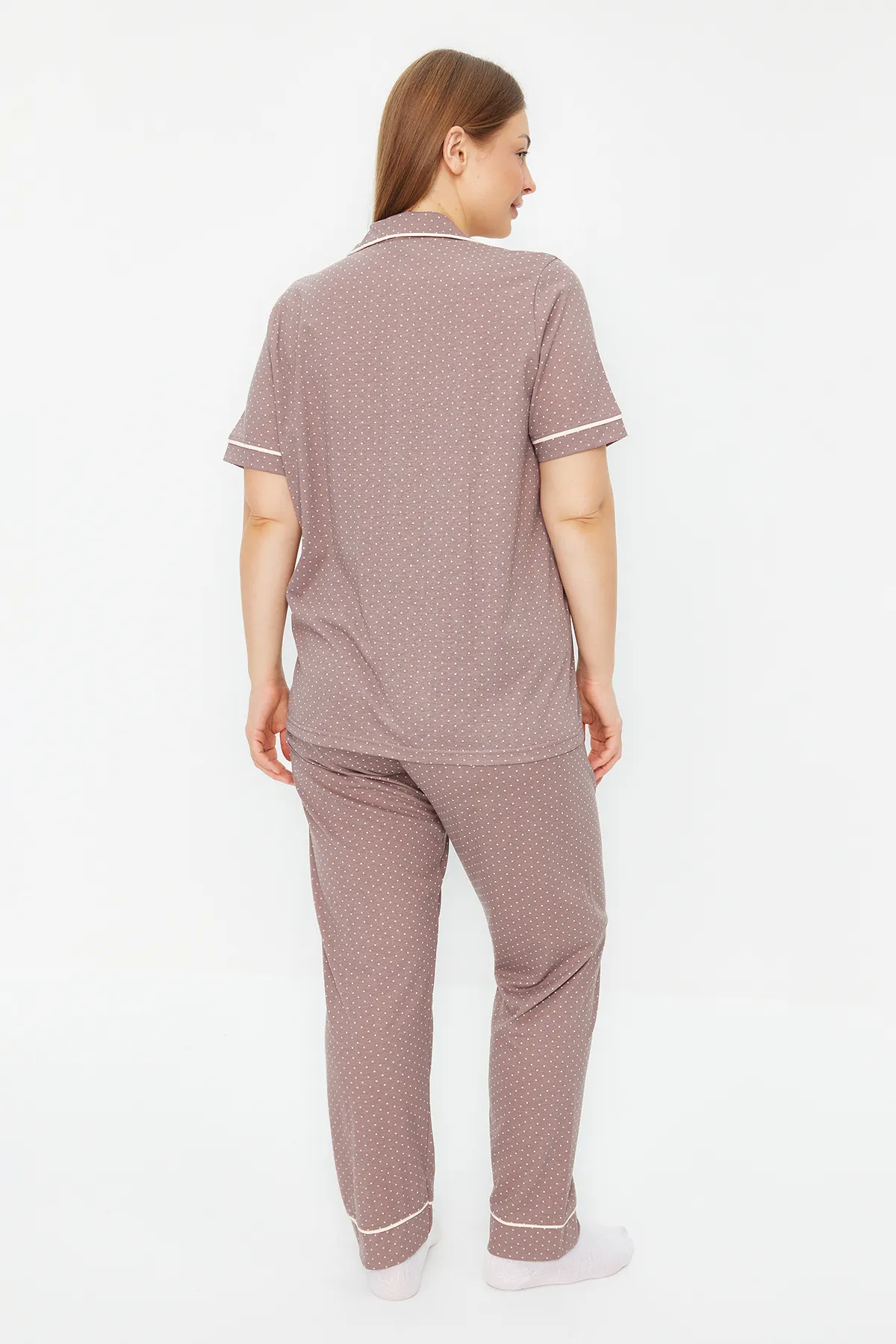 Trendyol Curve  Gestricktes Pyjama-Set mit Hemdkragen und Nerzmuster und Polka Dots TBBAW24AI00037