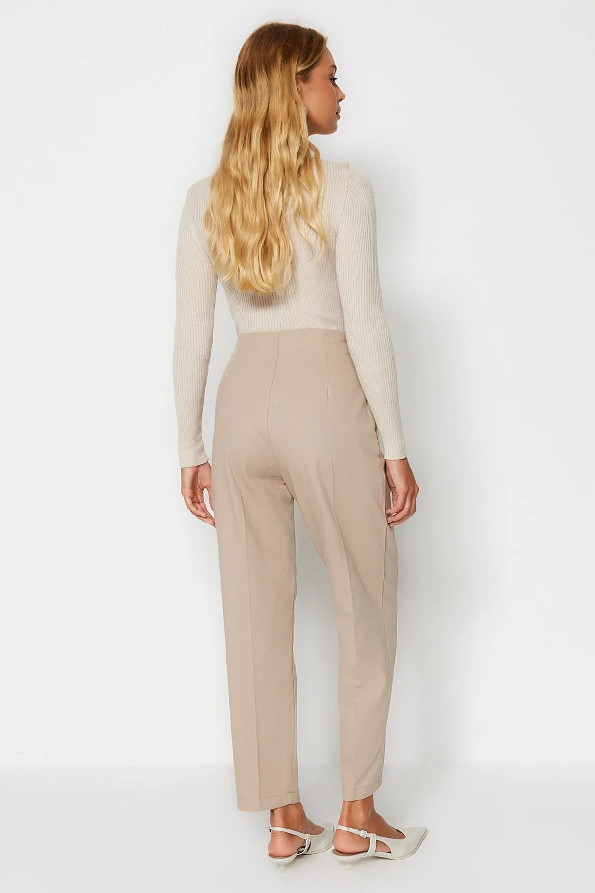 Trendyol Collection  Nerzfarbene, gewebte Hose aus Baumwolle mit Karottenmuster und Streifendetails TWOAW22PL0342