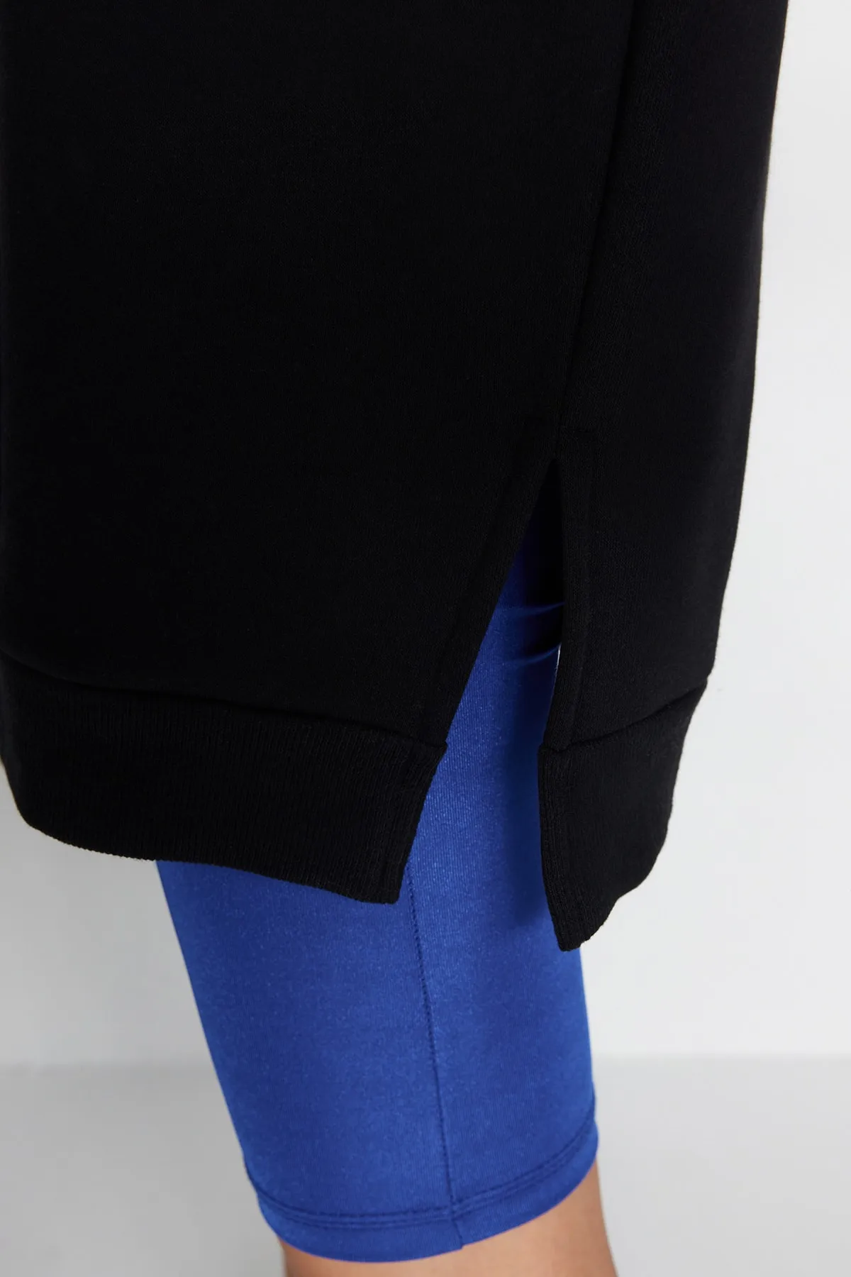 Trendyol Collection  Schwarzes Oversize-Sweatshirt aus Rippstrick mit Kapuze TWOAW23SW00439