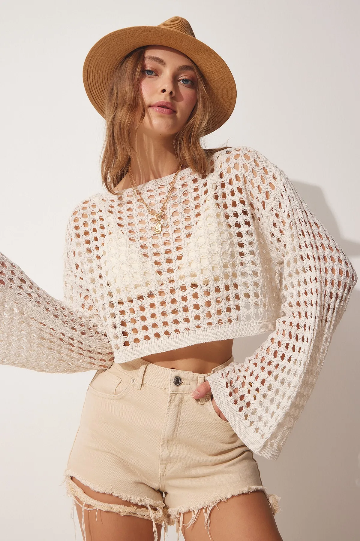 Happiness İstanbul  Cremefarbene durchbrochene Crop-Strickbluse für Damen YY00151