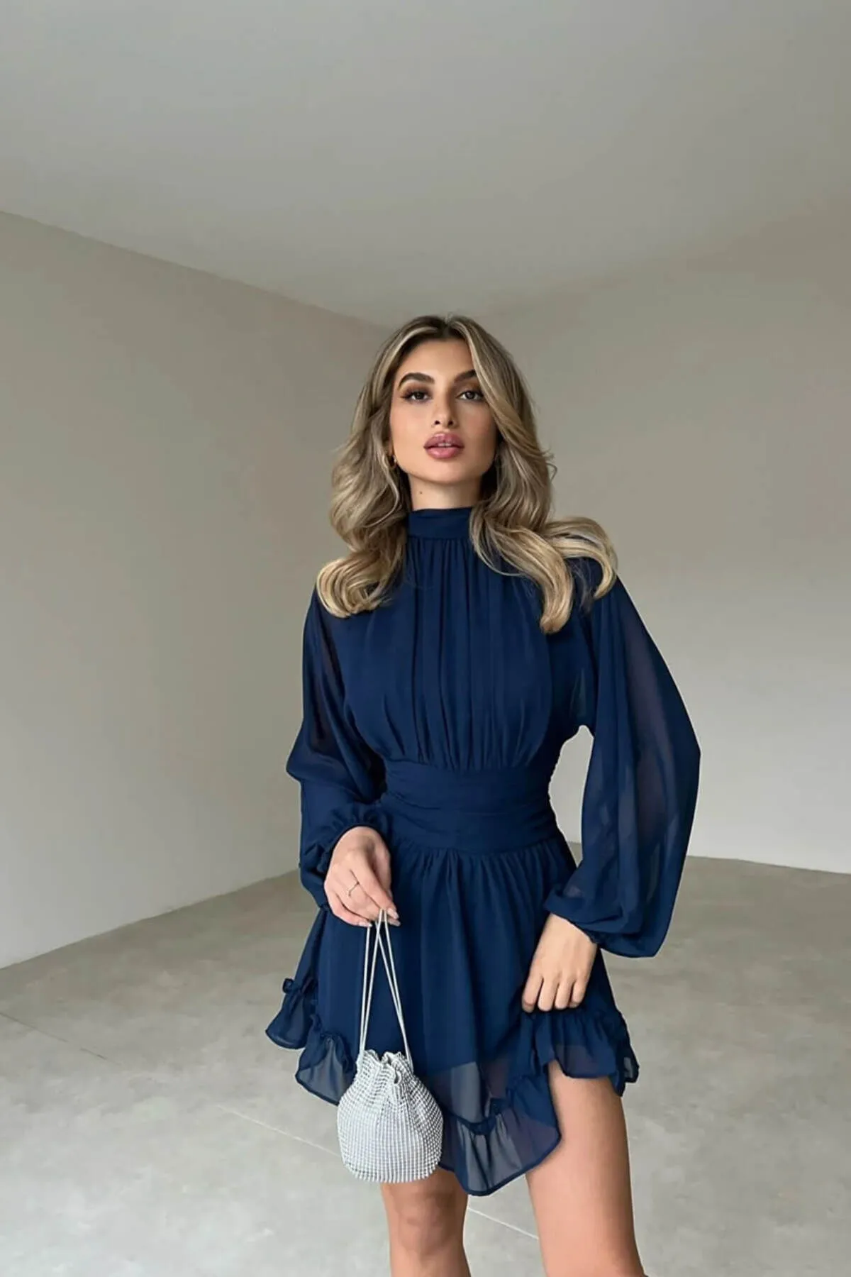 SONREİR  Rückenfreies, mit Chiffonstoff gefüttertes Kleid